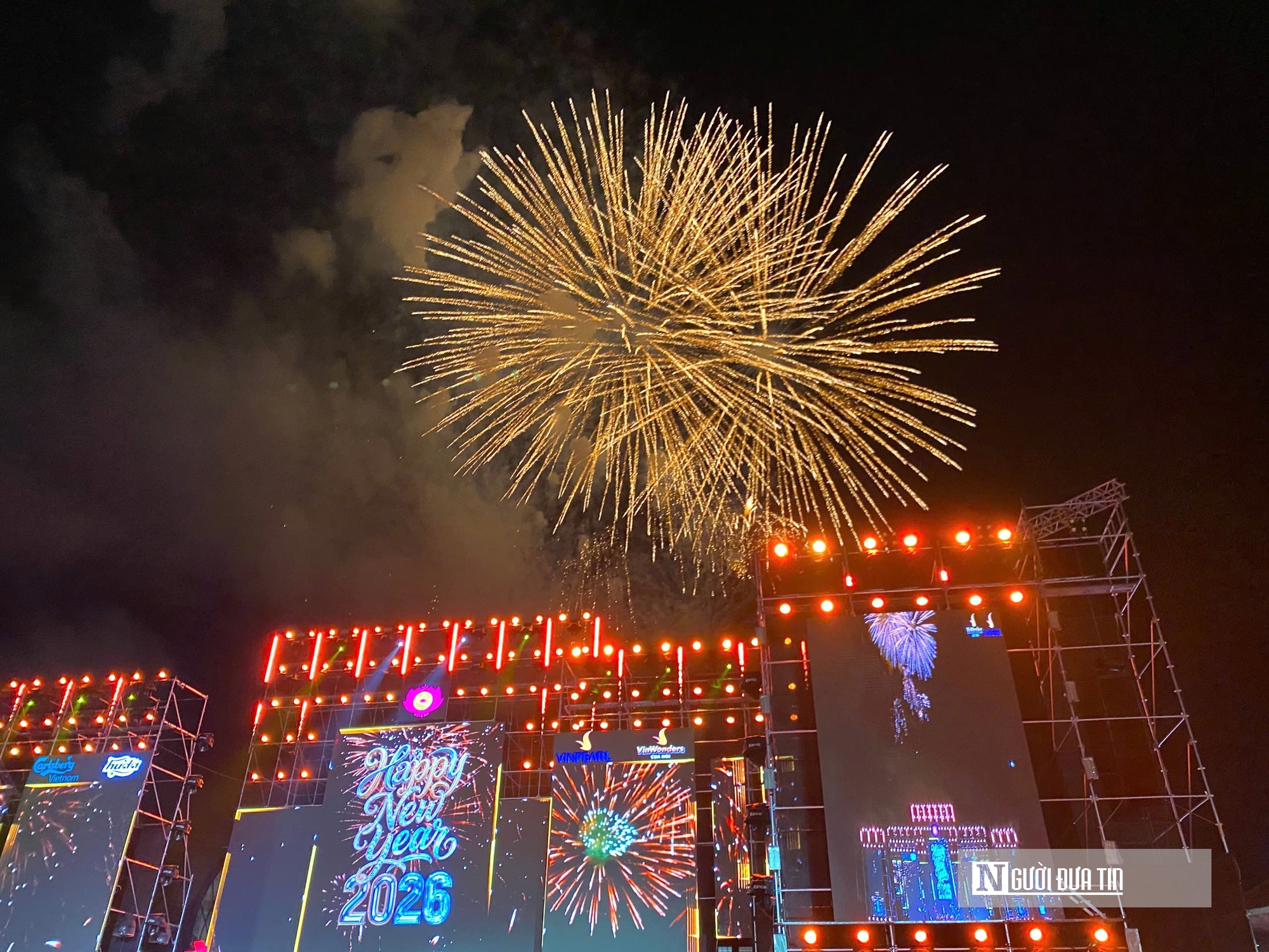 Dòng người đổ về phố biển Cửa Lò xem màn bắn pháo hoa đặc sắc, kỳ vọng năm mới vươn mình mạnh mẽ- Ảnh 10. Dòng người đổ về phố biển Cửa Lò xem màn bắn pháo hoa đặc sắc, kỳ vọng năm mới vươn mình mạnh mẽ- Ảnh 10.