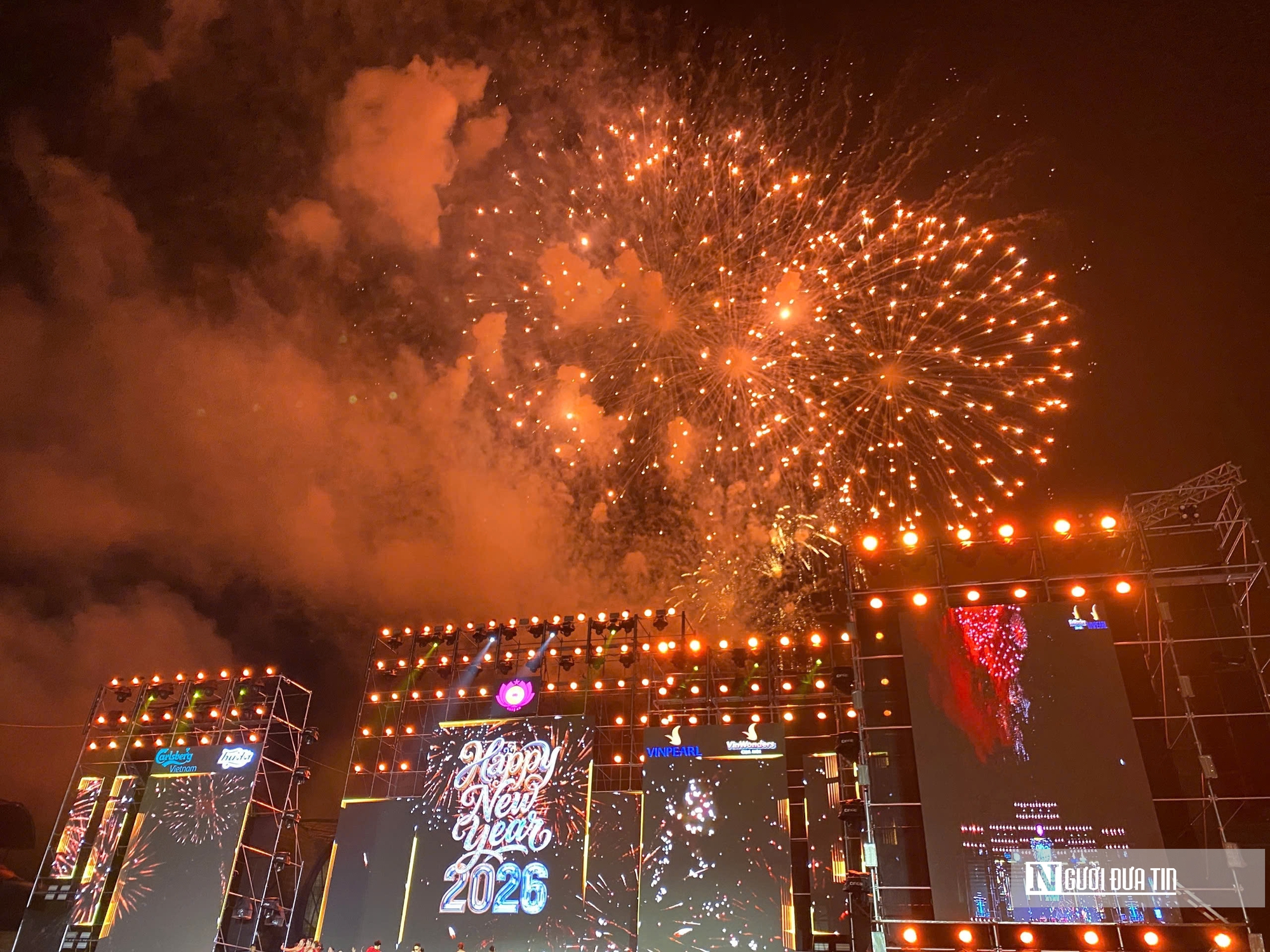 Dòng người đổ về phố biển Cửa Lò xem màn bắn pháo hoa đặc sắc, kỳ vọng năm mới vươn mình mạnh mẽ- Ảnh 12. Dòng người đổ về phố biển Cửa Lò xem màn bắn pháo hoa đặc sắc, kỳ vọng năm mới vươn mình mạnh mẽ- Ảnh 12.