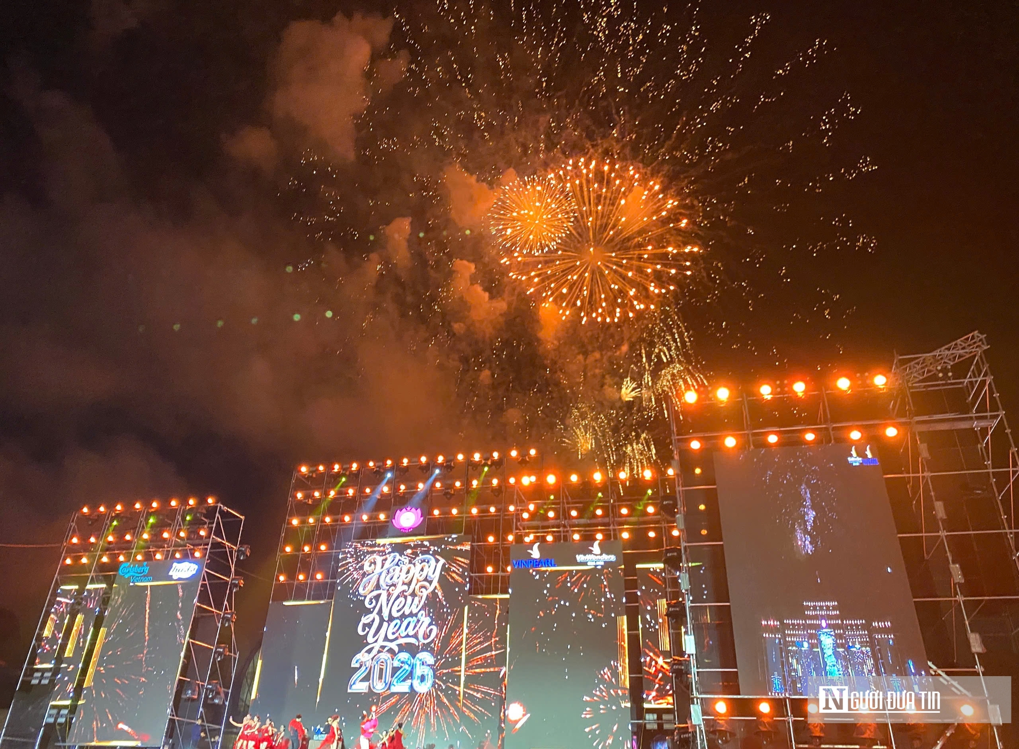 Dòng người đổ về phố biển Cửa Lò xem màn bắn pháo hoa đặc sắc, kỳ vọng năm mới vươn mình mạnh mẽ- Ảnh 13. Dòng người đổ về phố biển Cửa Lò xem màn bắn pháo hoa đặc sắc, kỳ vọng năm mới vươn mình mạnh mẽ- Ảnh 13.