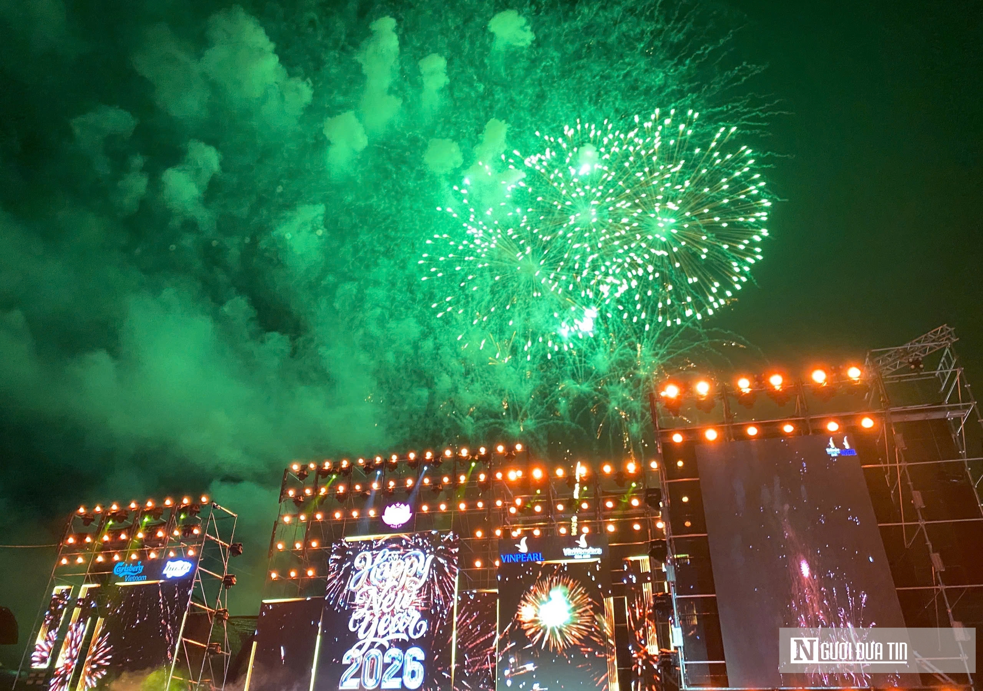 Dòng người đổ về phố biển Cửa Lò xem màn bắn pháo hoa đặc sắc, kỳ vọng năm mới vươn mình mạnh mẽ- Ảnh 14. Dòng người đổ về phố biển Cửa Lò xem màn bắn pháo hoa đặc sắc, kỳ vọng năm mới vươn mình mạnh mẽ- Ảnh 14.