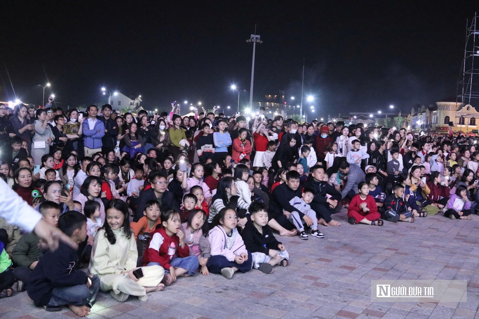 Dòng người đổ về phố biển Cửa Lò xem màn bắn pháo hoa đặc sắc, kỳ vọng năm mới vươn mình mạnh mẽ- Ảnh 5. Dòng người đổ về phố biển Cửa Lò xem màn bắn pháo hoa đặc sắc, kỳ vọng năm mới vươn mình mạnh mẽ- Ảnh 5.