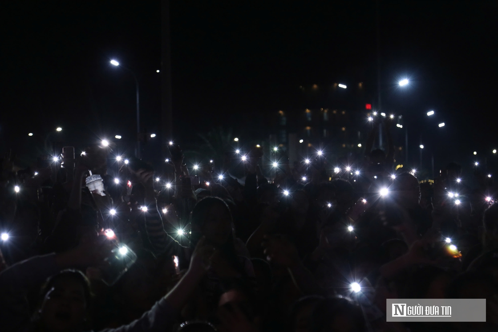 Dòng người đổ về phố biển Cửa Lò xem màn bắn pháo hoa đặc sắc, kỳ vọng năm mới vươn mình mạnh mẽ- Ảnh 9. Dòng người đổ về phố biển Cửa Lò xem màn bắn pháo hoa đặc sắc, kỳ vọng năm mới vươn mình mạnh mẽ- Ảnh 9.