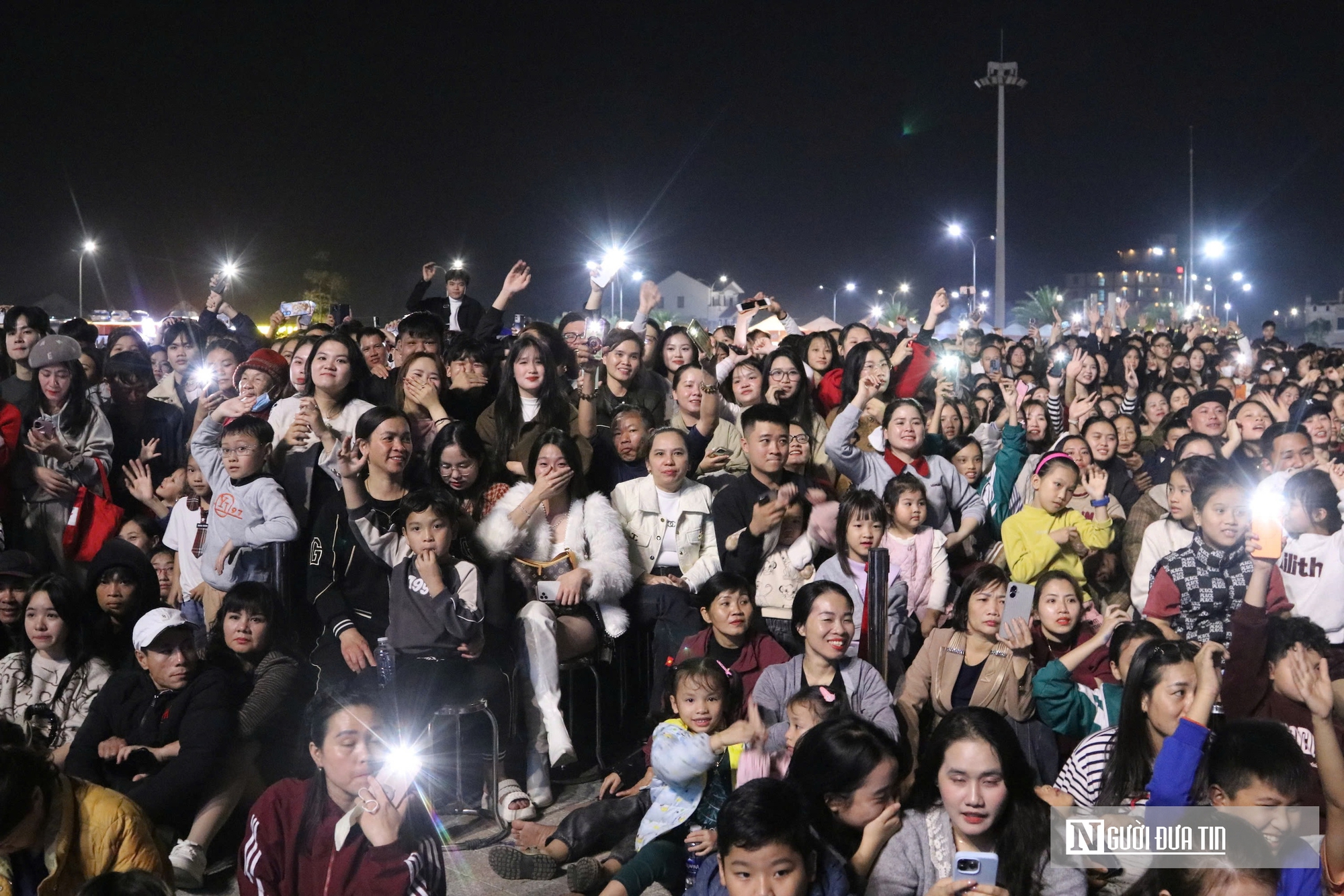 Dòng người đổ về phố biển Cửa Lò xem màn bắn pháo hoa đặc sắc, kỳ vọng năm mới vươn mình mạnh mẽ- Ảnh 6. Dòng người đổ về phố biển Cửa Lò xem màn bắn pháo hoa đặc sắc, kỳ vọng năm mới vươn mình mạnh mẽ- Ảnh 6.