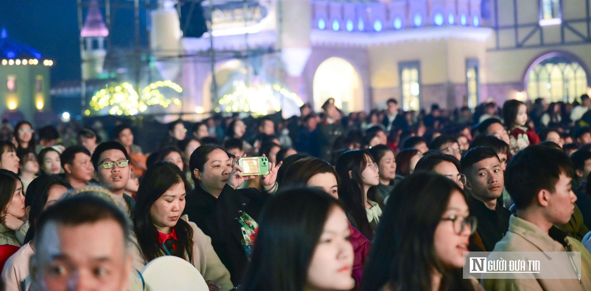 Dòng người đổ về phố biển Cửa Lò xem màn bắn pháo hoa đặc sắc, kỳ vọng năm mới vươn mình mạnh mẽ- Ảnh 7. Dòng người đổ về phố biển Cửa Lò xem màn bắn pháo hoa đặc sắc, kỳ vọng năm mới vươn mình mạnh mẽ- Ảnh 7.