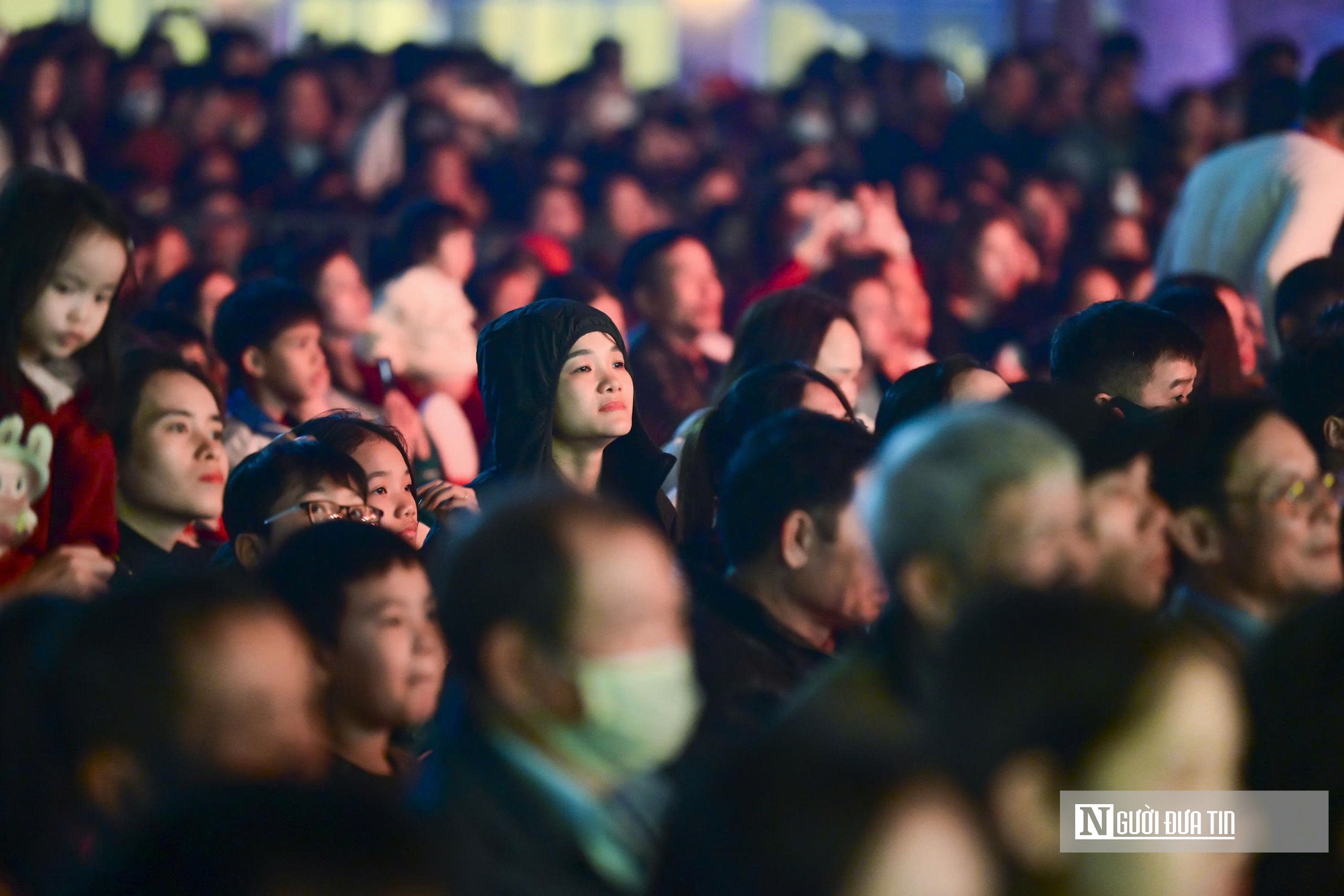 Dòng người đổ về phố biển Cửa Lò xem màn bắn pháo hoa đặc sắc, kỳ vọng năm mới vươn mình mạnh mẽ- Ảnh 8. Dòng người đổ về phố biển Cửa Lò xem màn bắn pháo hoa đặc sắc, kỳ vọng năm mới vươn mình mạnh mẽ- Ảnh 8.