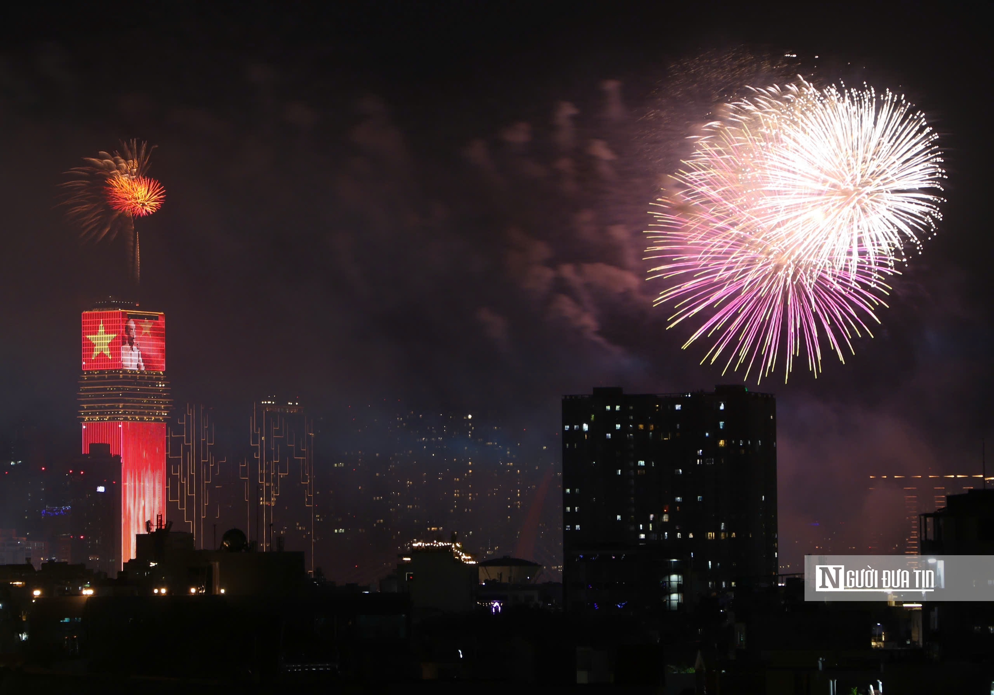 Ch&ugrave;m ảnh ph&aacute;o hoa đ&oacute;n năm mới tại Tp.HCM- Ảnh 1.