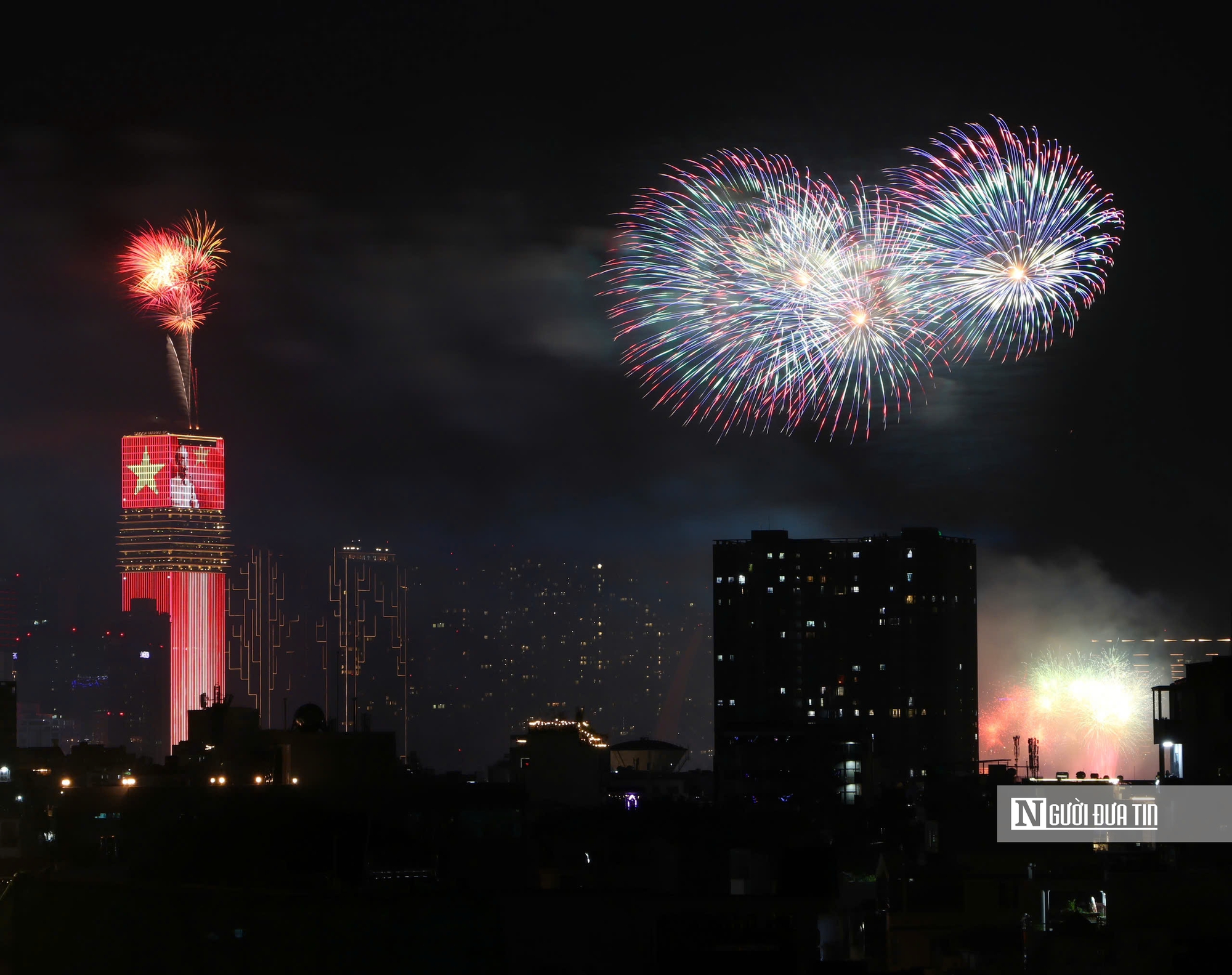 Ch&ugrave;m ảnh ph&aacute;o hoa đ&oacute;n năm mới tại Tp.HCM- Ảnh 2.