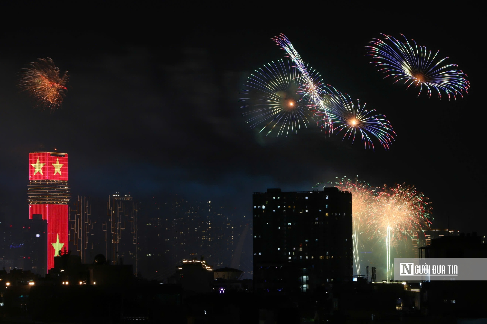 Ch&ugrave;m ảnh ph&aacute;o hoa đ&oacute;n năm mới tại Tp.HCM- Ảnh 4.