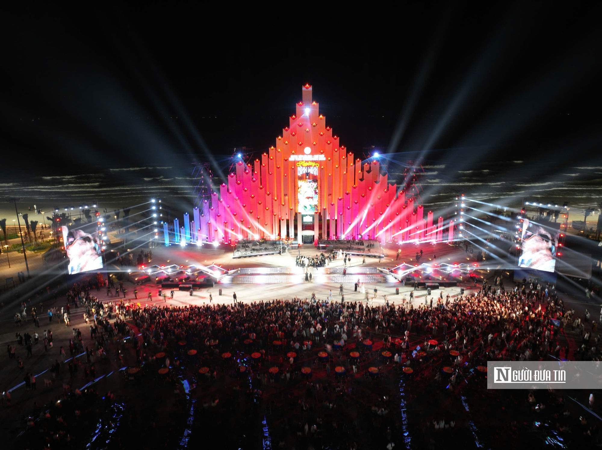 Ch&ugrave;m ảnh ph&aacute;o hoa đ&oacute;n năm mới tại Tp.HCM- Ảnh 9.