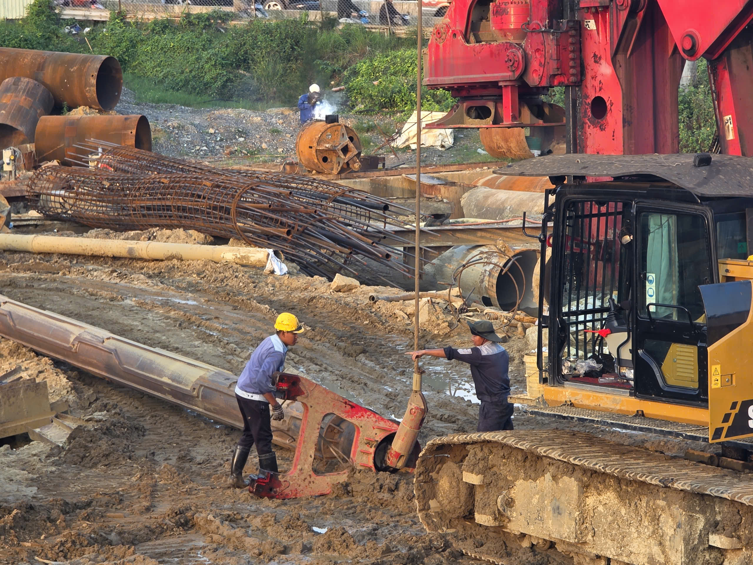 Đà Nẵng: Thi công cầu Biện gặp “bẫy” hang rỗng dưới lòng đất- Ảnh 1.