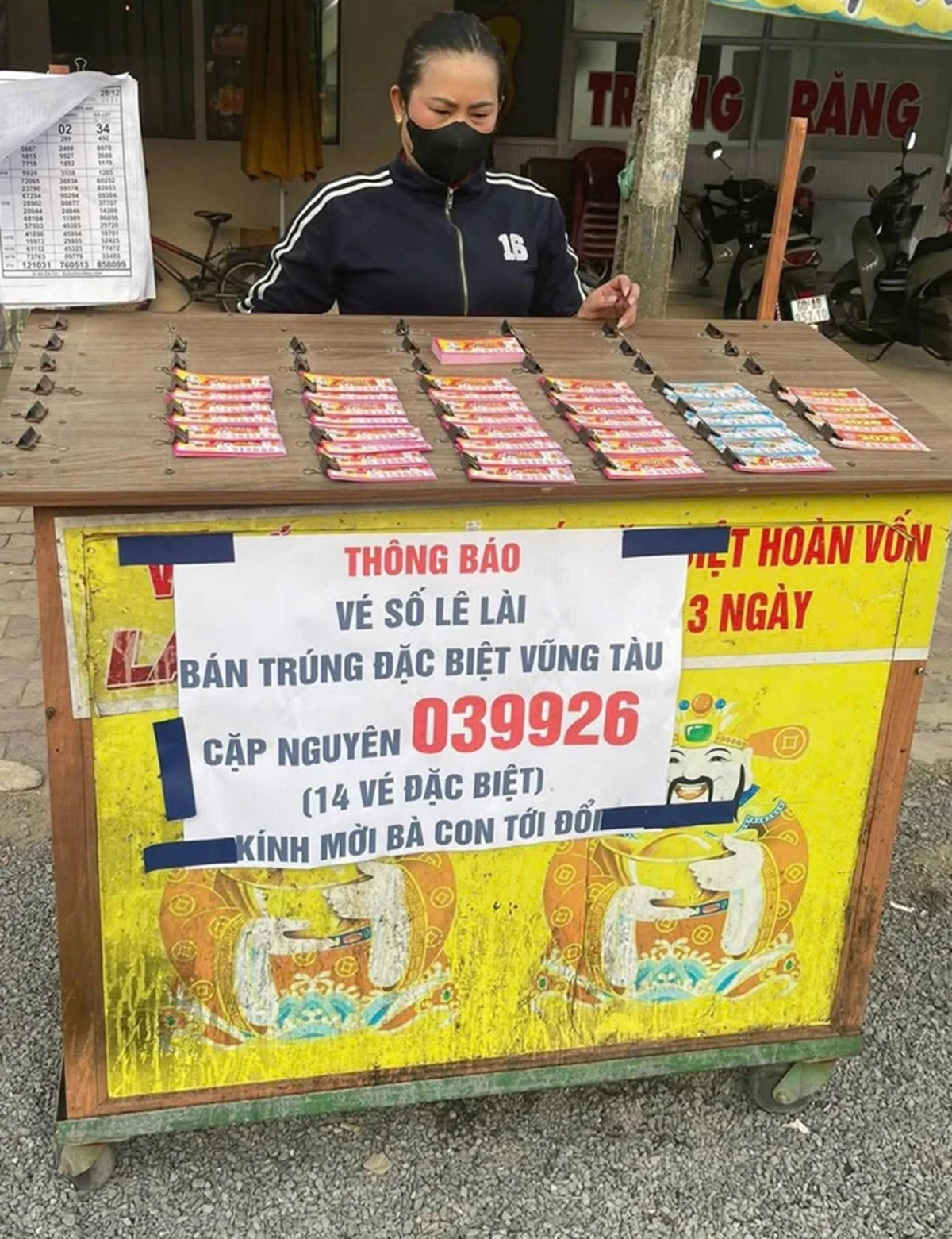 Đại lý vé số treo bảng tìm chủ nhân trúng độc đắc 28 tỷ đồng - Ảnh 1.