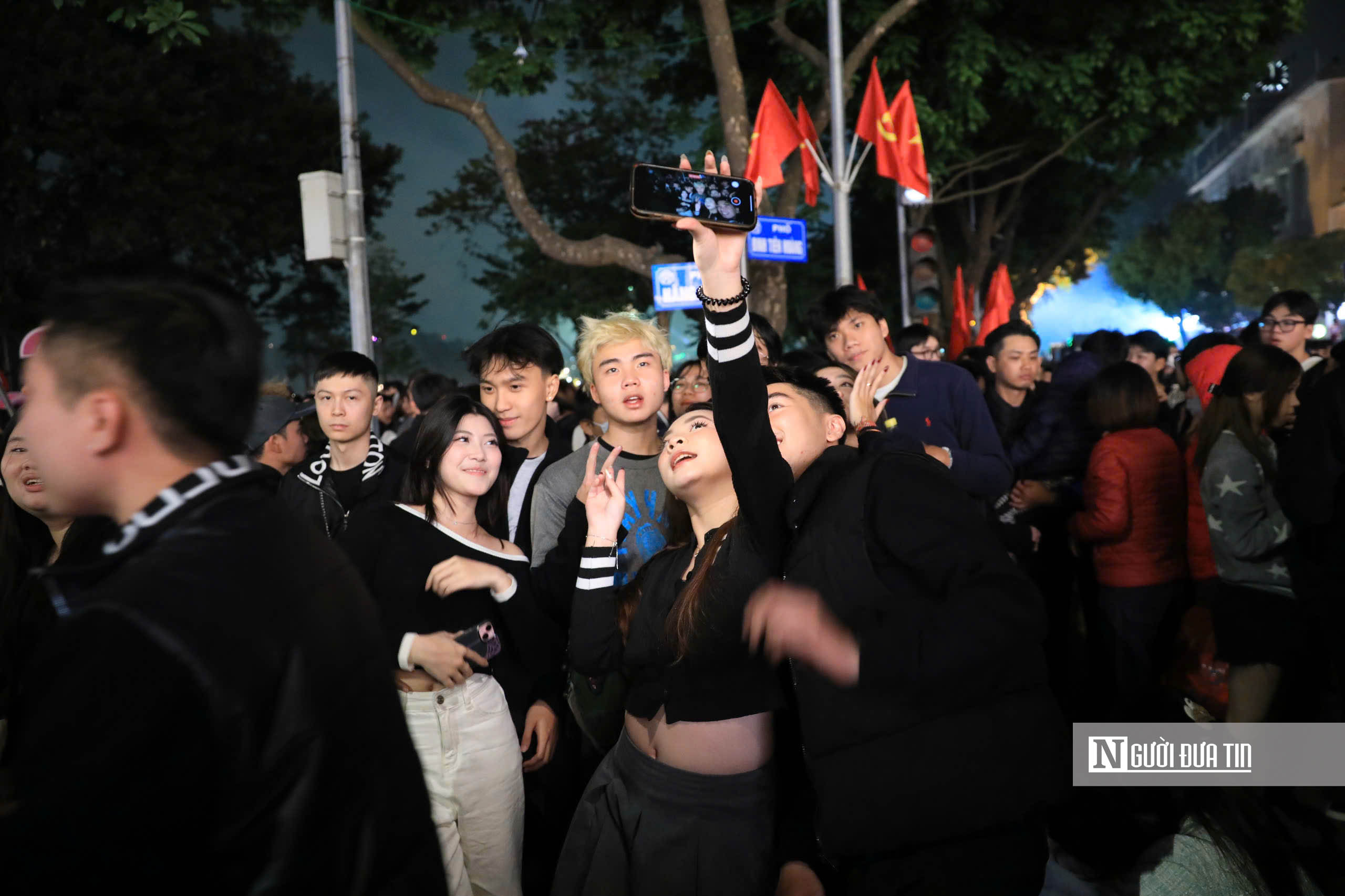 M&atilde;n nh&atilde;n m&agrave;n ph&aacute;o hoa ch&agrave;o mừng năm mới 2026- Ảnh 12.