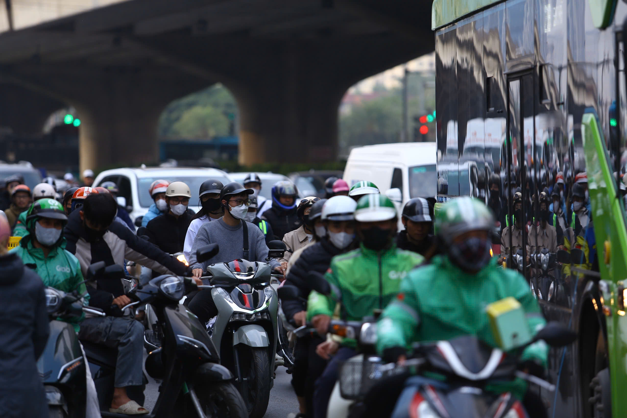 Giao th&ocirc;ng cửa ng&otilde; H&agrave; Nội t&ecirc; liệt trước kỳ nghỉ Tết Dương lịch 2026- Ảnh 7.