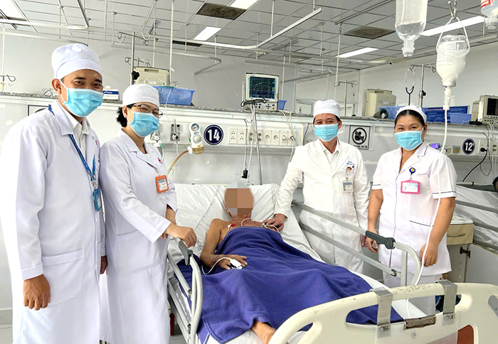 Người đàn ông 62 tuổi nguy kịch vì sặc nửa trái nho xanh - Ảnh 2.