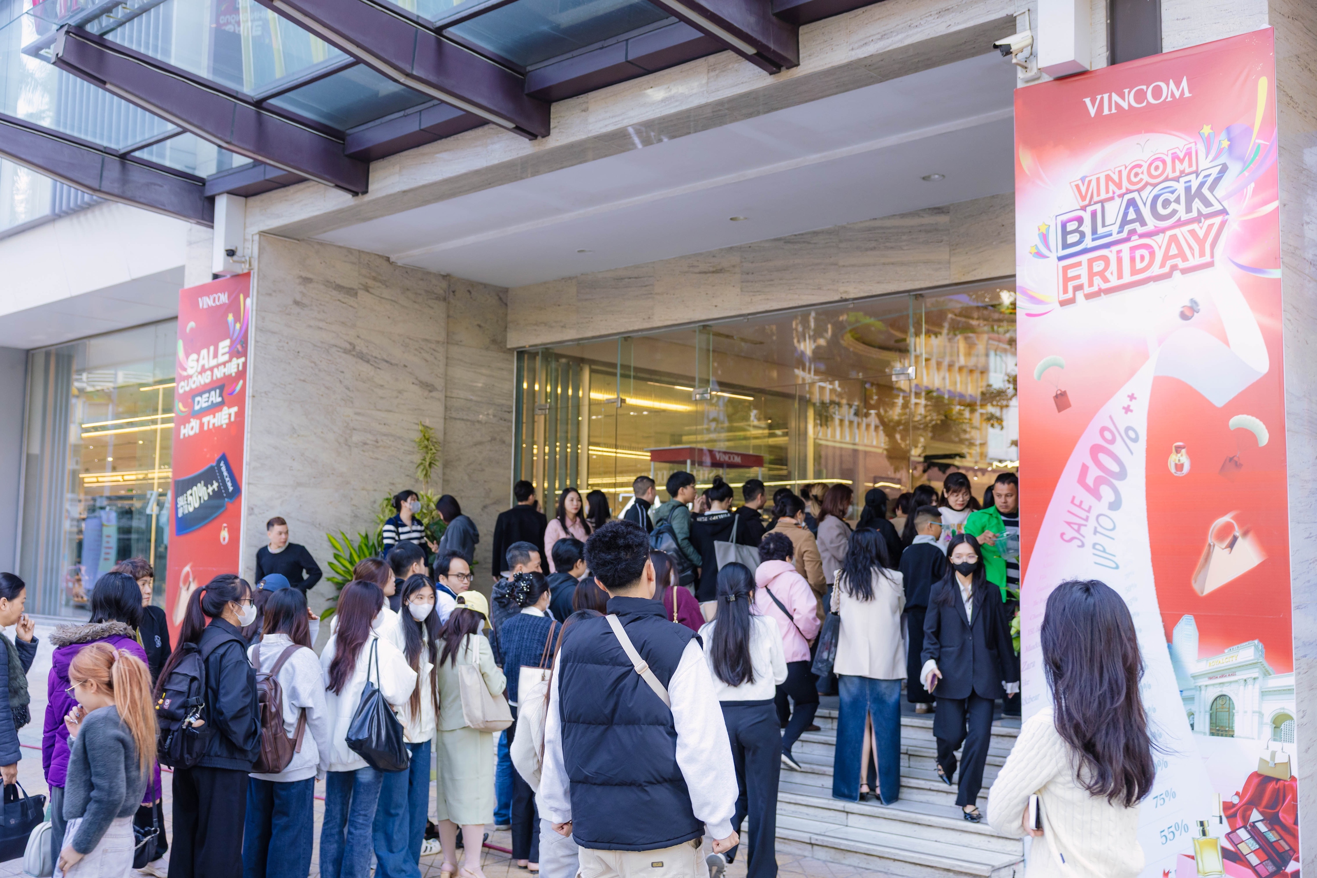 2,3 triệu lượt khách “phá đảo” Vincom Black Friday 2025, tạo cú bùng nổ cho mùa lễ hội cuối năm - Ảnh 1.