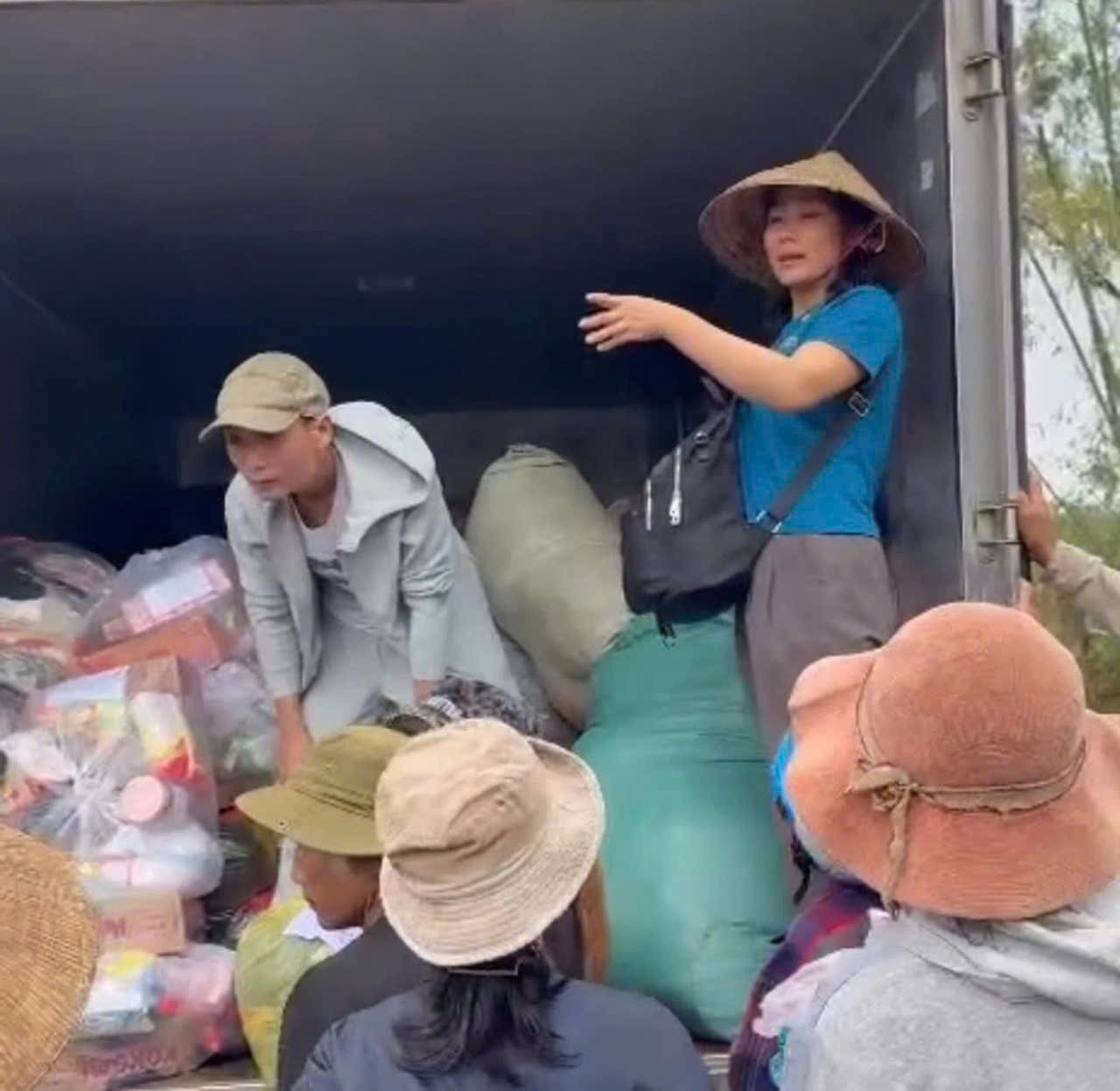 Nhóm cứu trợ quên trả tiền ăn sáng và hành động bất ngờ của chủ quán- Ảnh 2.