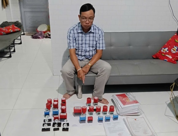Tạm giữ hình sự người đàn ông, thu 33 con dấu và hơn 100 hồ sơ - Ảnh 1.