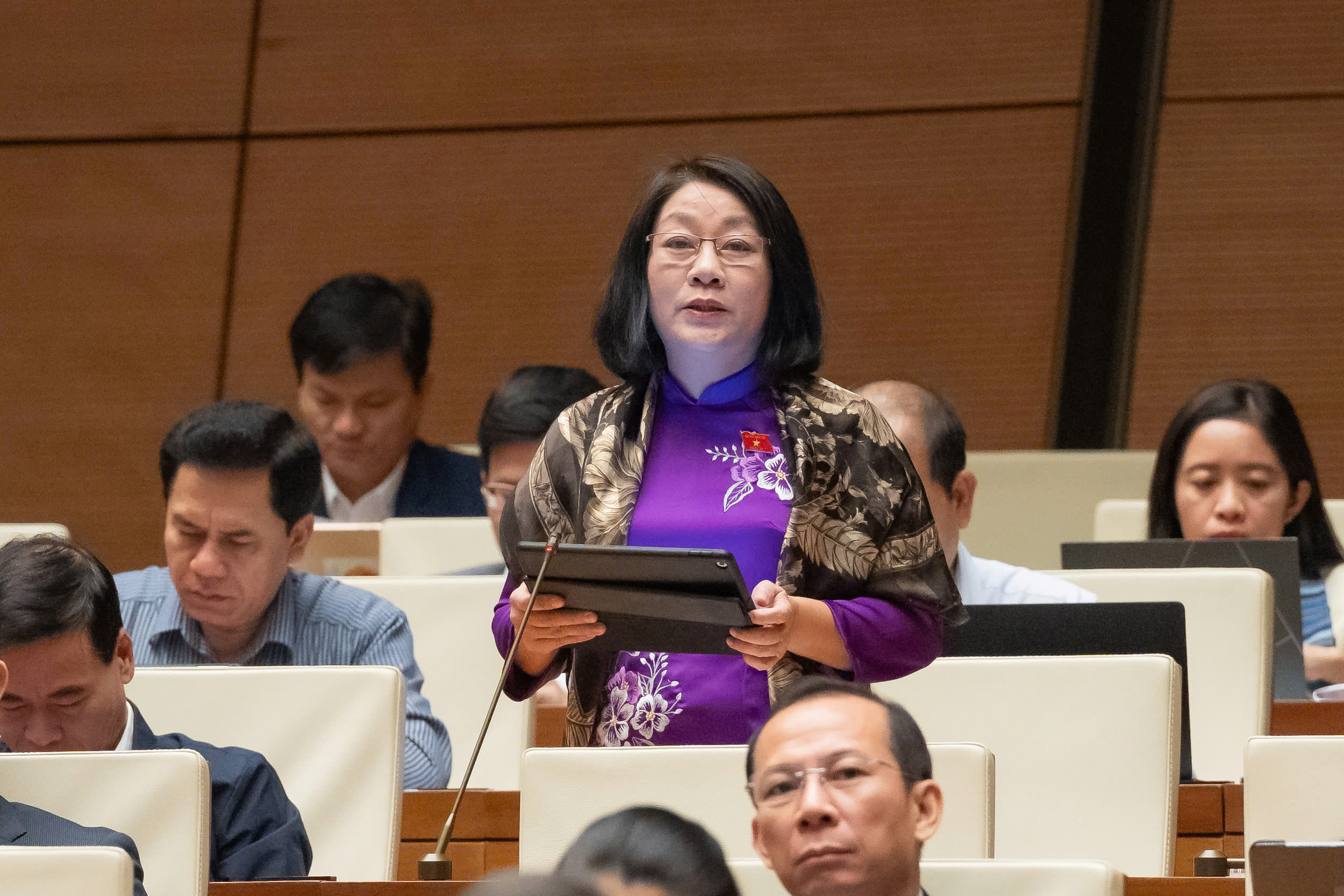 ĐBQH nhói lòng khi "nhìn những gương mặt bơ phờ vì áp lực thi cử của trẻ"- Ảnh 1.