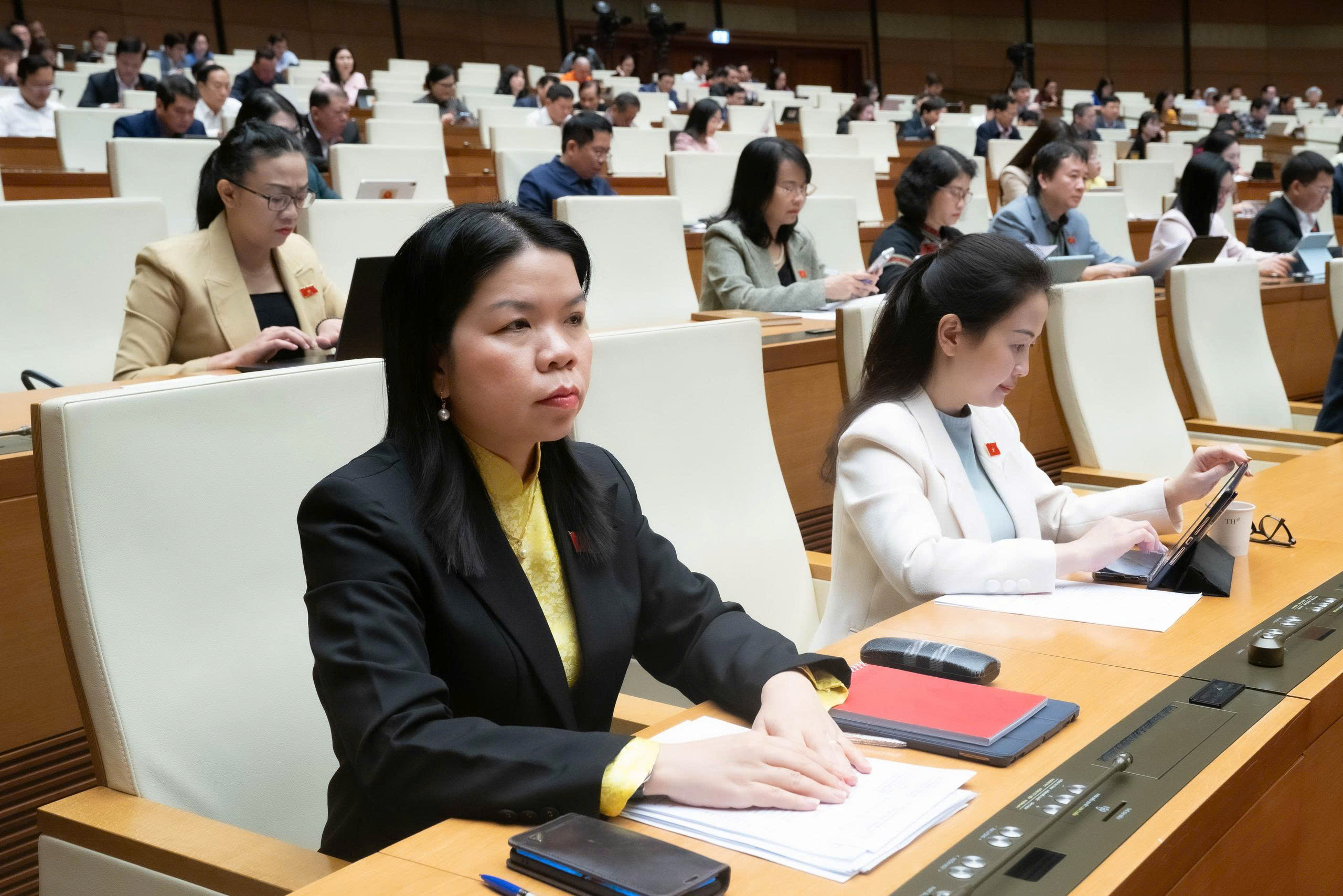 ĐBQH nhói lòng khi "nhìn những gương mặt bơ phờ vì áp lực thi cử của trẻ"- Ảnh 2.