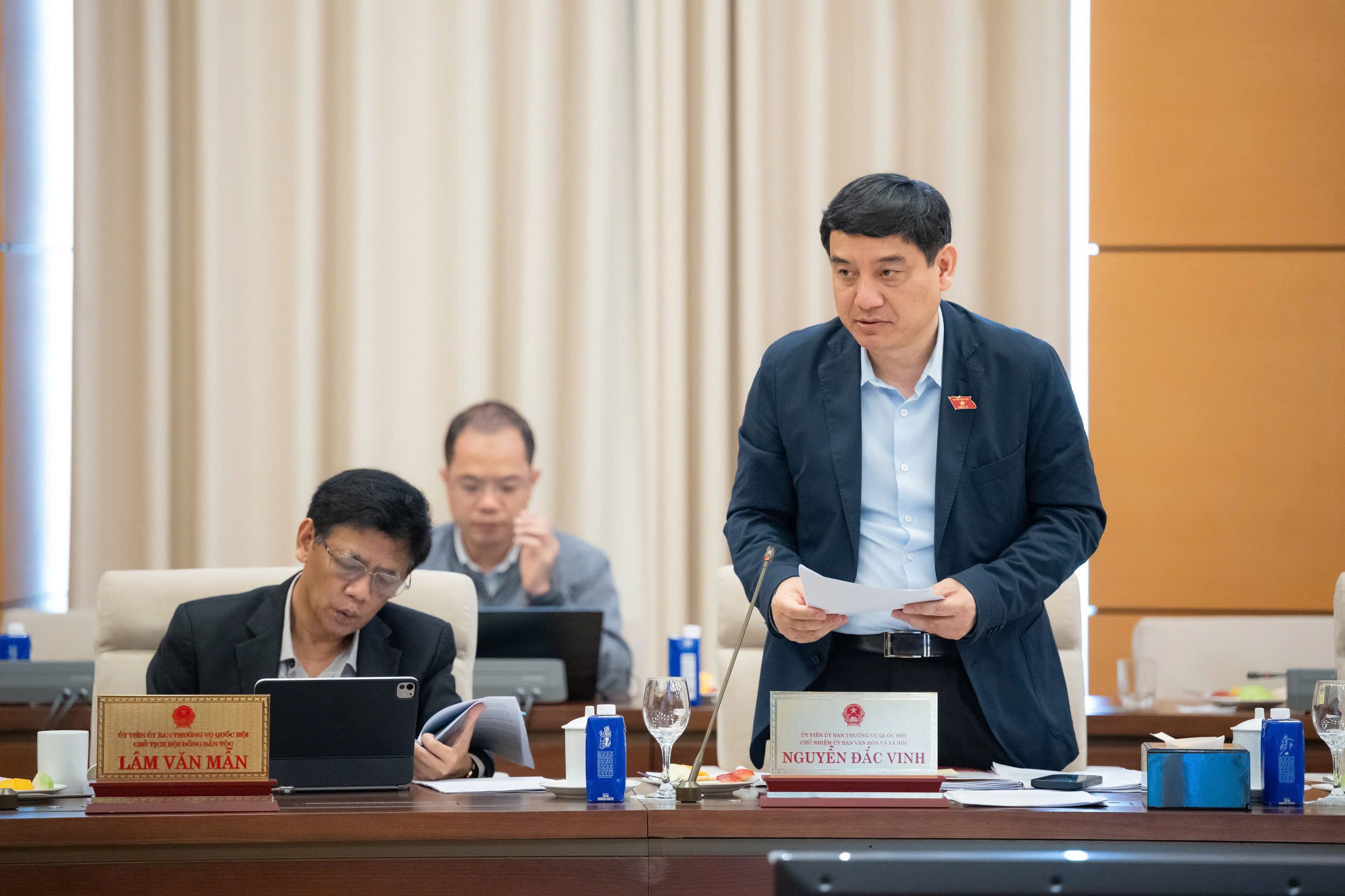 1 bộ SGK thống nhất: Biên soạn mới hoặc lựa chọn, chỉnh lý từ các bộ sách hiện hành? - Ảnh 2.