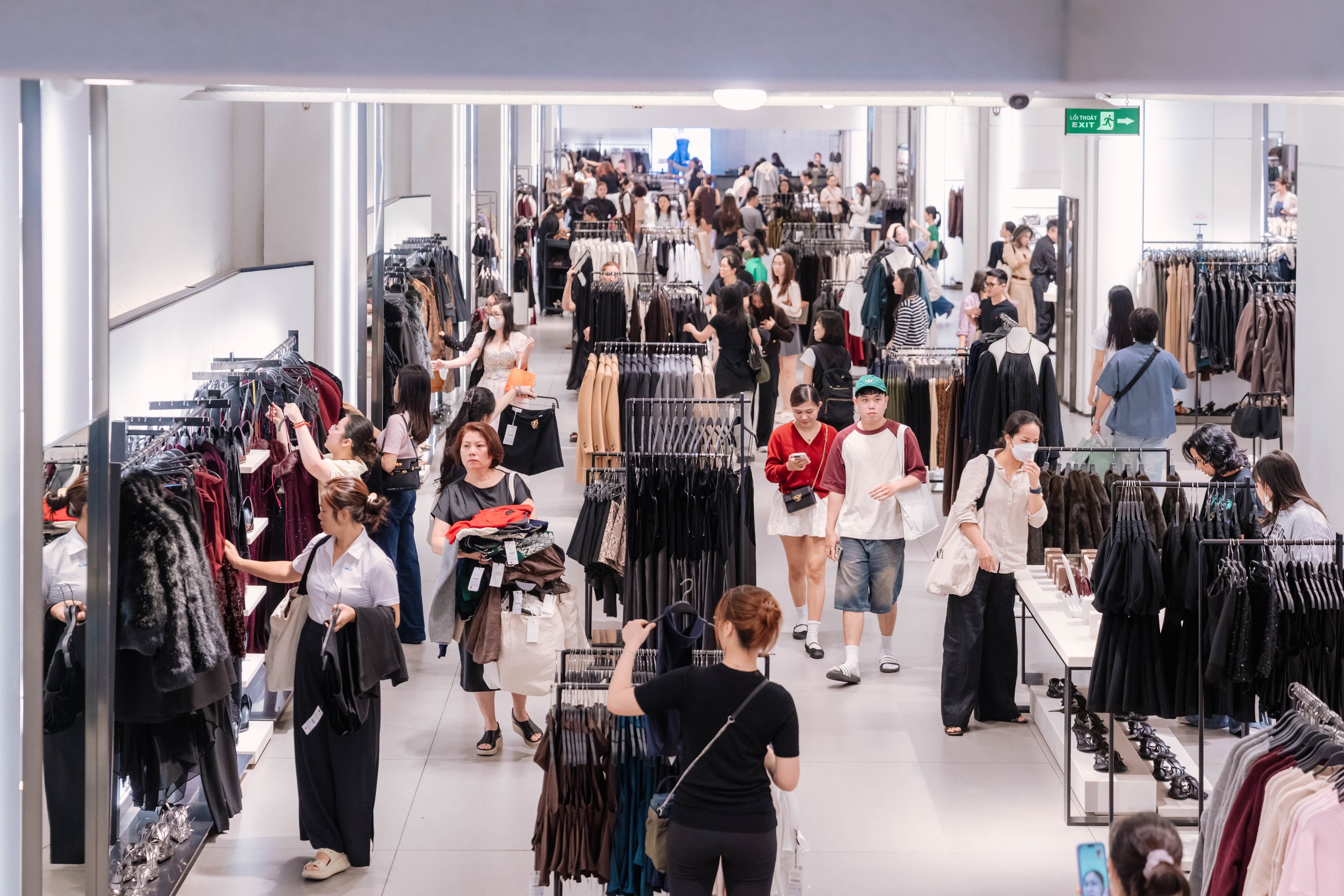 2,3 triệu lượt khách “phá đảo” Vincom Black Friday 2025, tạo cú bùng nổ cho mùa lễ hội cuối năm - Ảnh 3.