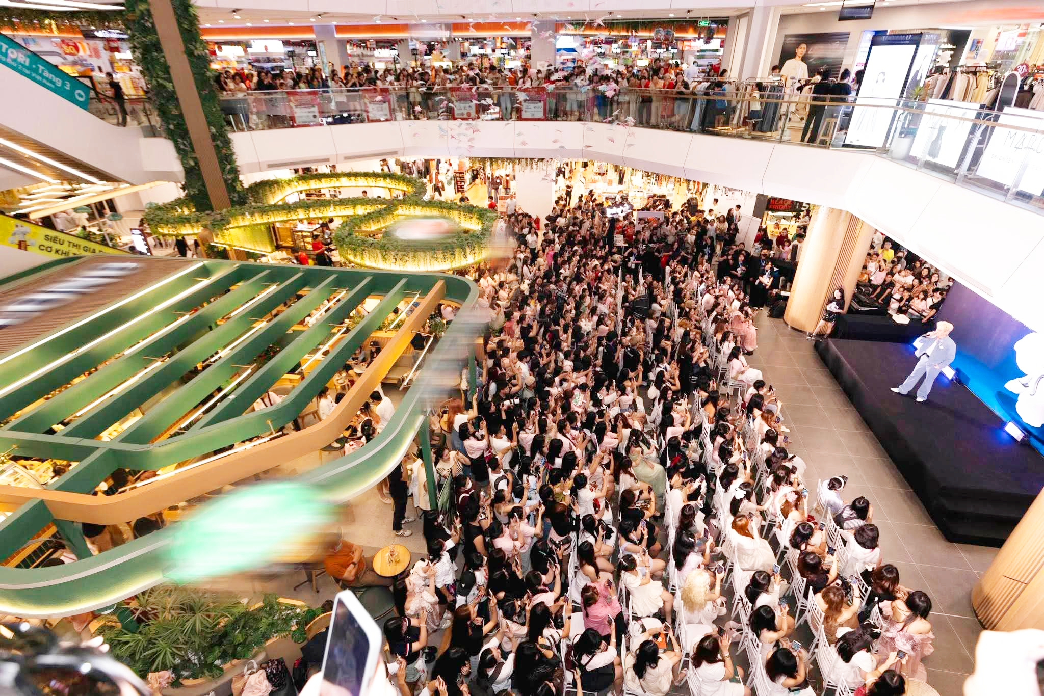 2,3 triệu lượt khách “phá đảo” Vincom Black Friday 2025, tạo cú bùng nổ cho mùa lễ hội cuối năm - Ảnh 6.