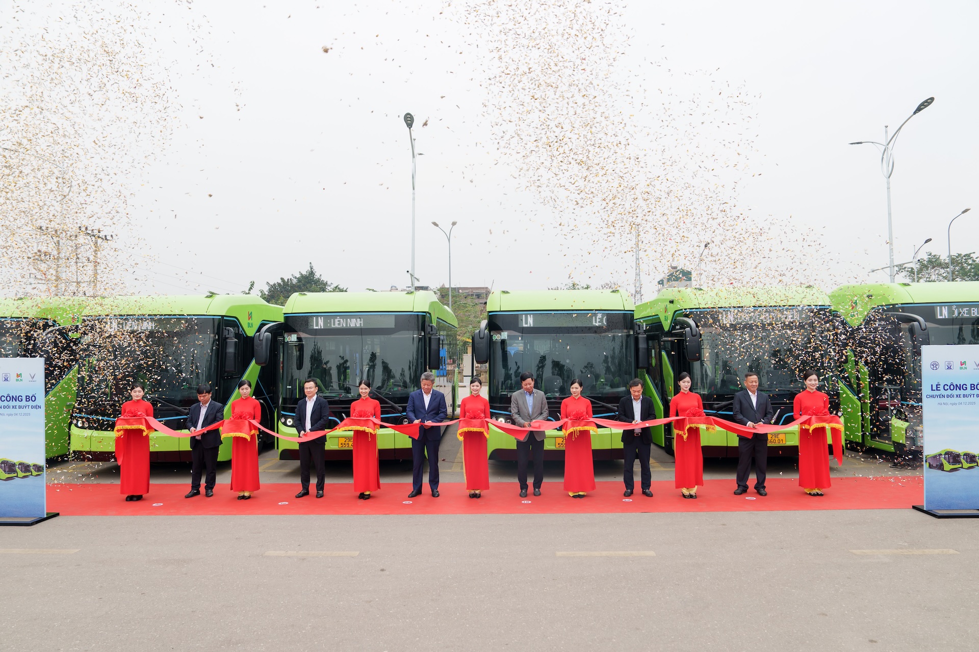 Liên Ninh chuyển đổi 100% sang xe buýt điện VinFast - Ảnh 2.