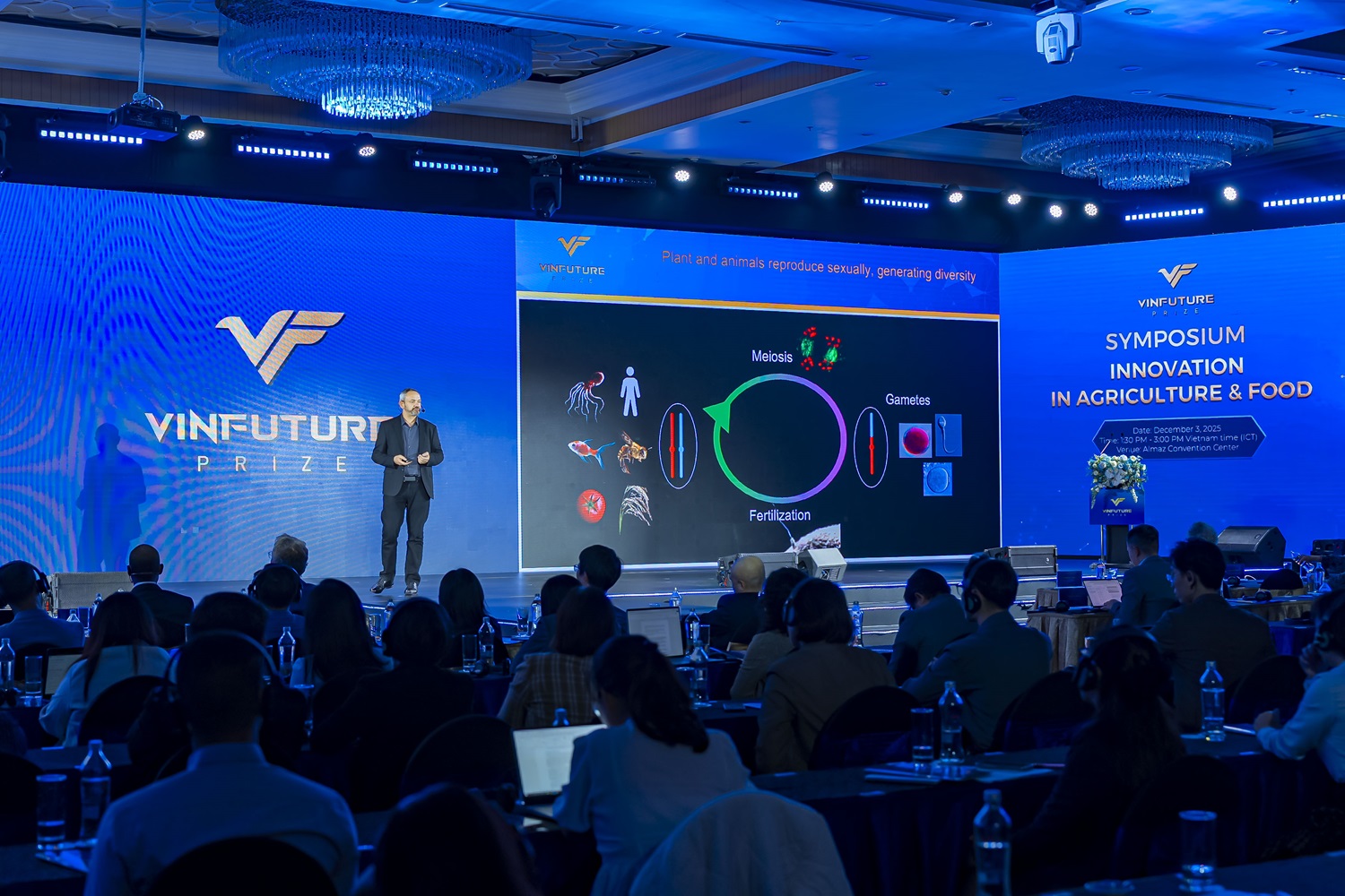 Nhà khoa học VinFuture giới thiệu công nghệ đột phá giúp “sao y bản chính” các hạt giống chất lượng - Ảnh 1.