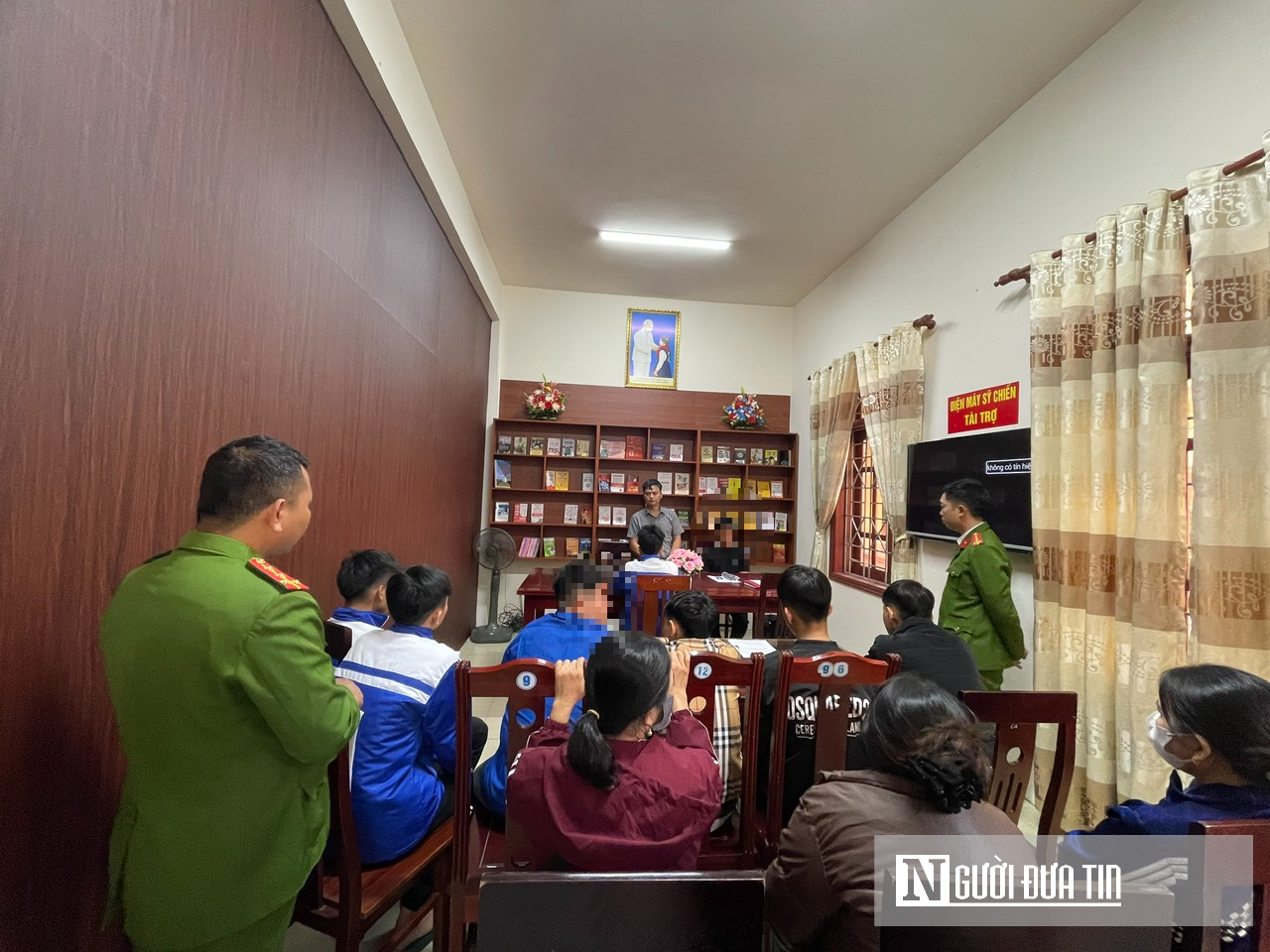 Con chưa ngoan, phụ huynh cùng lên công an xã,…đọc sách  - Ảnh 1.