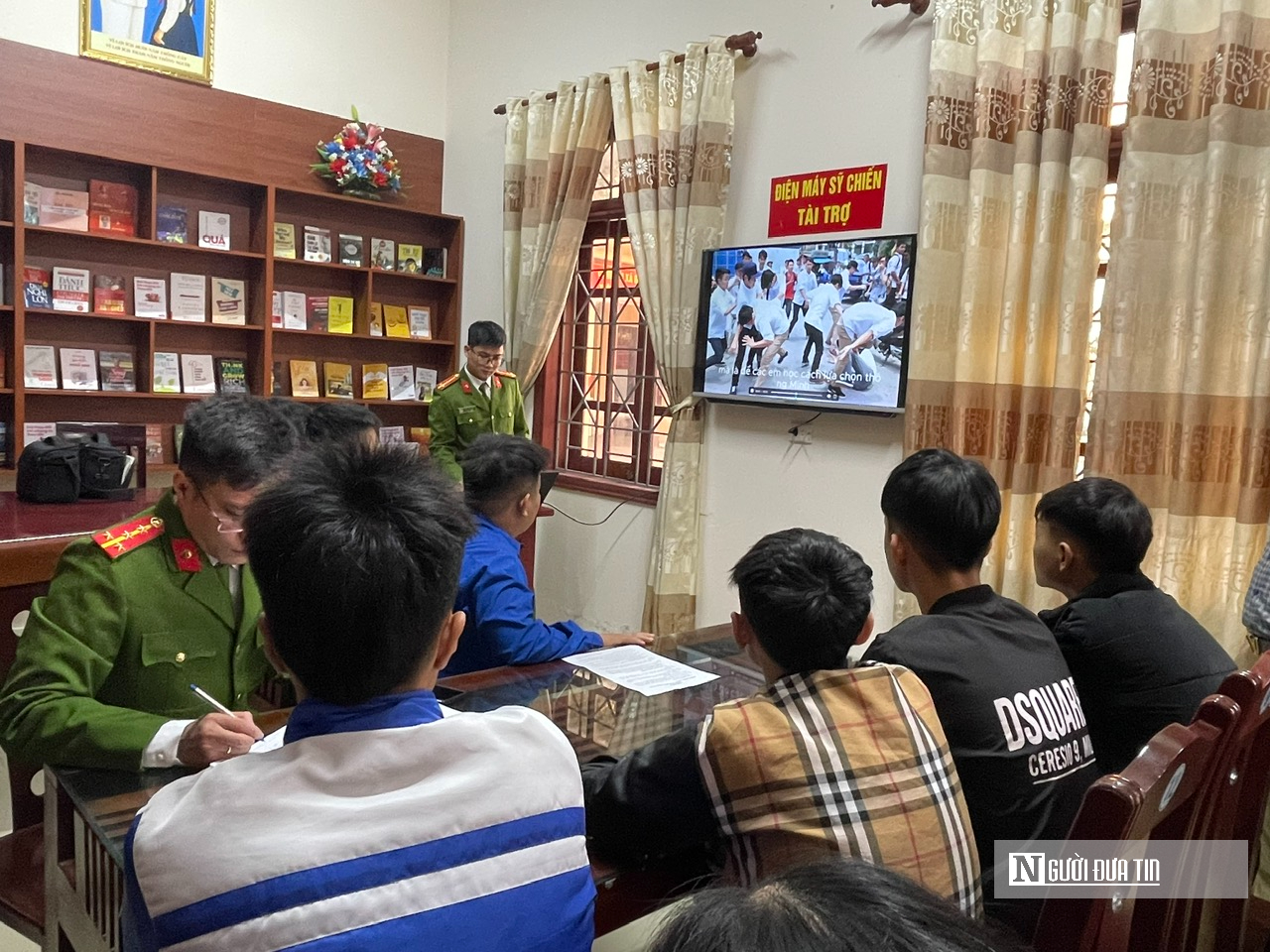 Con chưa ngoan, phụ huynh cùng lên công an xã,…đọc sách  - Ảnh 2.