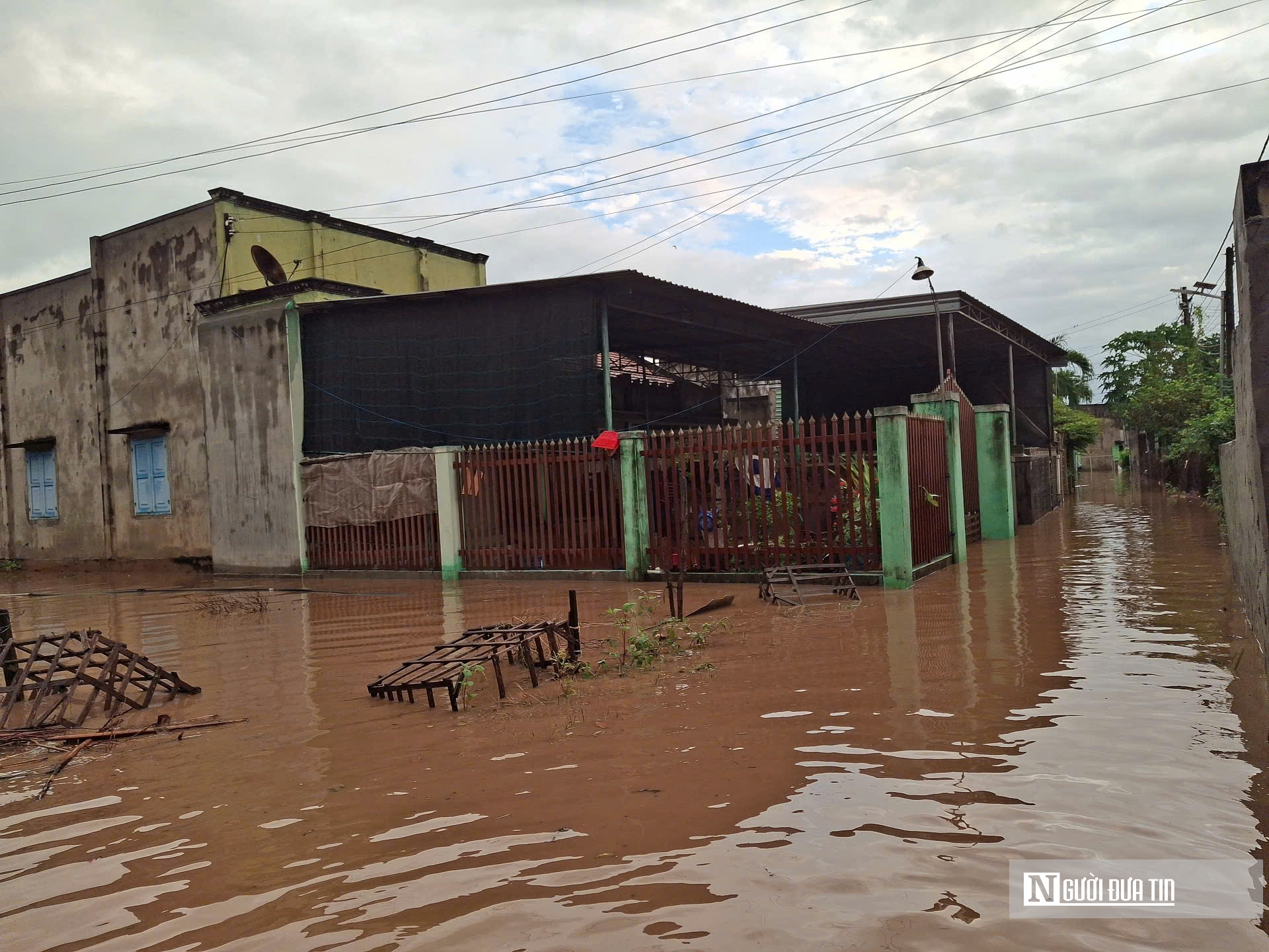 Phút sinh tử trong lũ: Xe chuyên dụng đưa sản phụ sinh đôi ra khỏi vùng nguy hiểm ở Lâm Đồng- Ảnh 3.