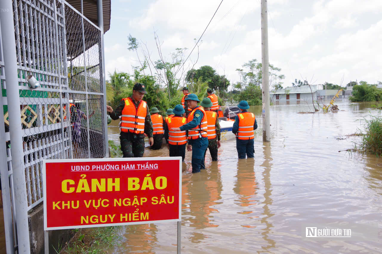 Phút sinh tử trong lũ: Xe chuyên dụng đưa sản phụ sinh đôi ra khỏi vùng nguy hiểm ở Lâm Đồng- Ảnh 6.