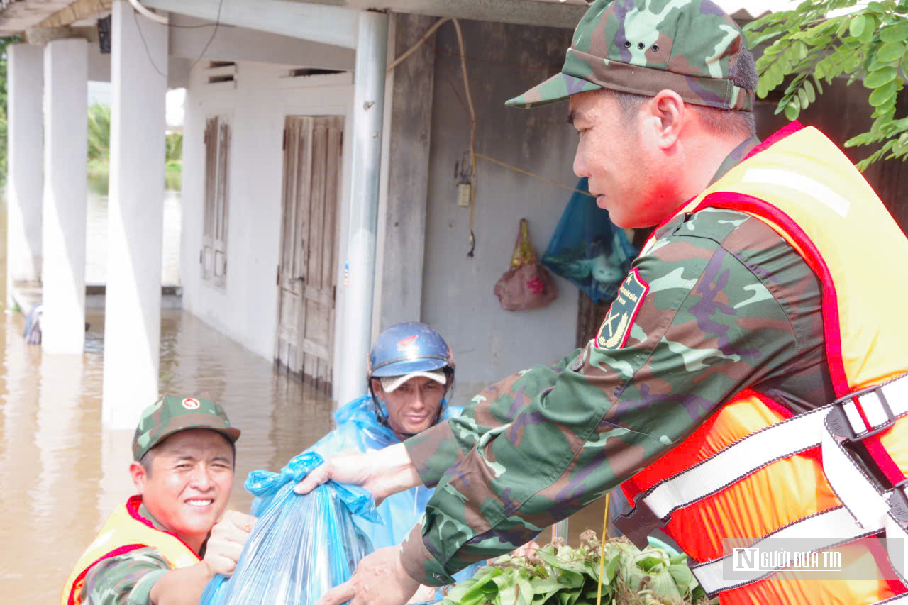 Phút sinh tử trong lũ: Xe chuyên dụng đưa sản phụ sinh đôi ra khỏi vùng nguy hiểm ở Lâm Đồng- Ảnh 9.