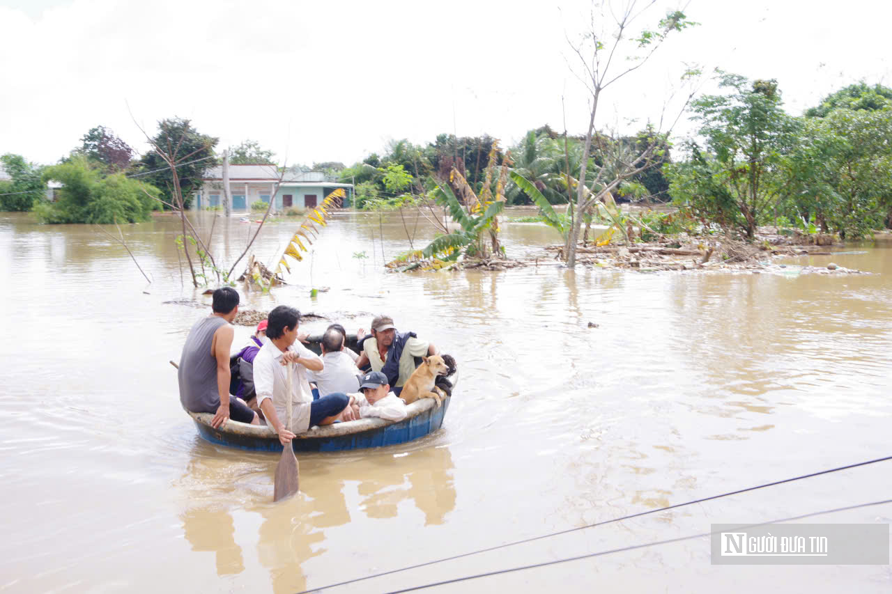 Phút sinh tử trong lũ: Xe chuyên dụng đưa sản phụ sinh đôi ra khỏi vùng nguy hiểm ở Lâm Đồng- Ảnh 11.