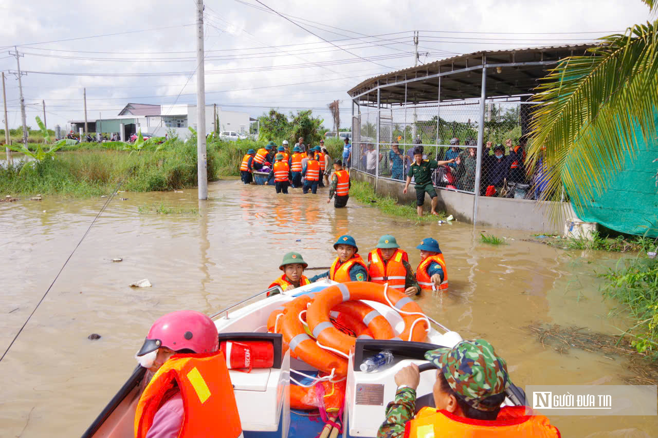 Phút sinh tử trong lũ: Xe chuyên dụng đưa sản phụ sinh đôi ra khỏi vùng nguy hiểm ở Lâm Đồng- Ảnh 13.
