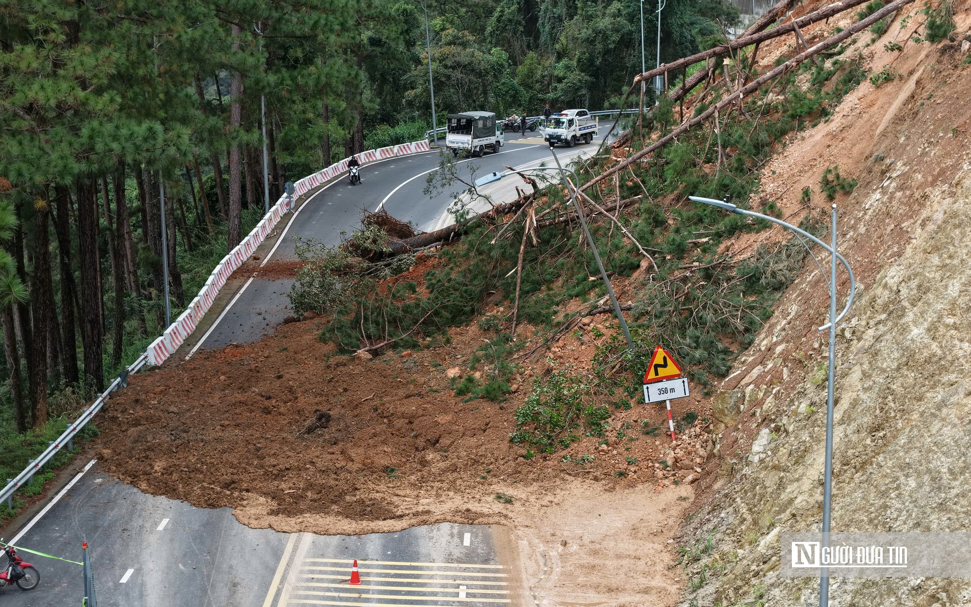 Hiện trường sạt lở đất đá trên quốc lộ 6 qua Phú Thọ, 3 người bị vùi lấp - Ảnh 2.
