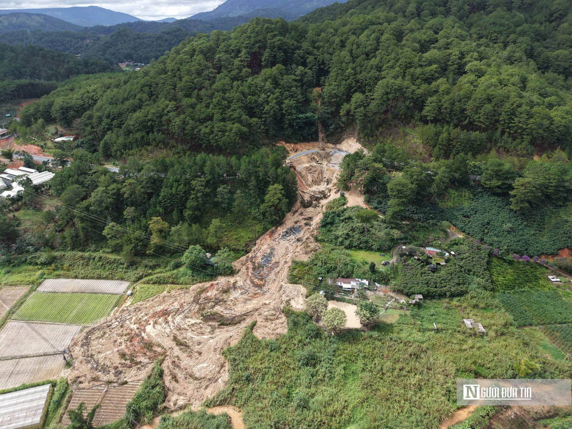 Đèo Mimosa, Prenn, Sacom đồng loạt sạt lở; giao thông Đà Lạt bị ảnh hưởng nặng - Ảnh 2.