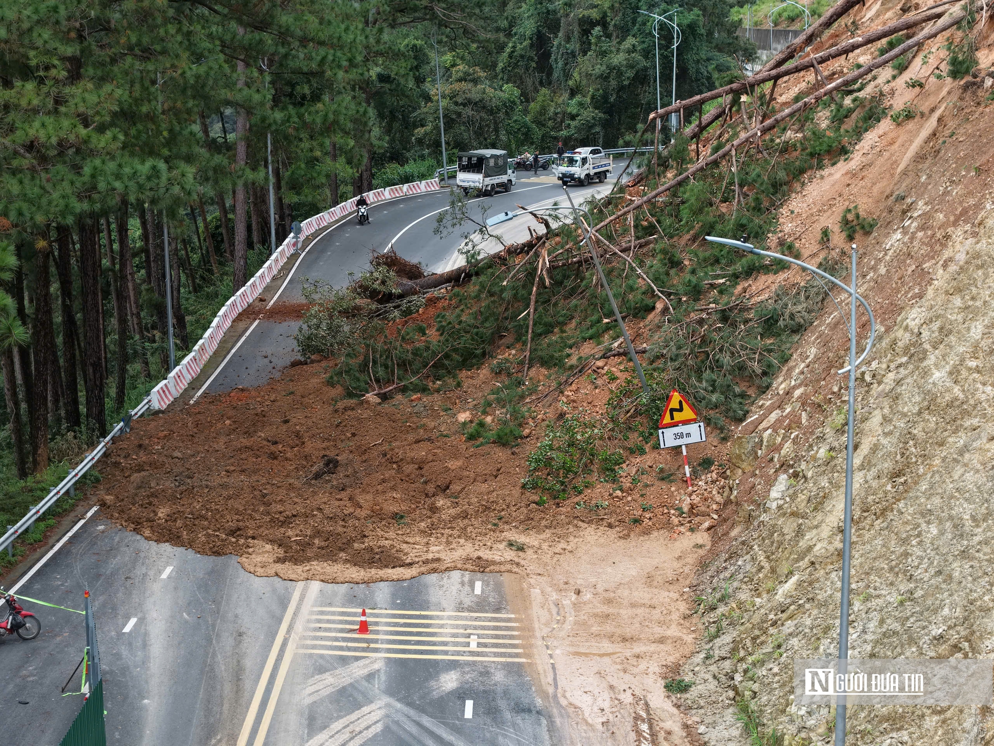 Đèo Mimosa, Prenn, Sacom đồng loạt sạt lở; giao thông Đà Lạt bị ảnh hưởng nặng - Ảnh 3.