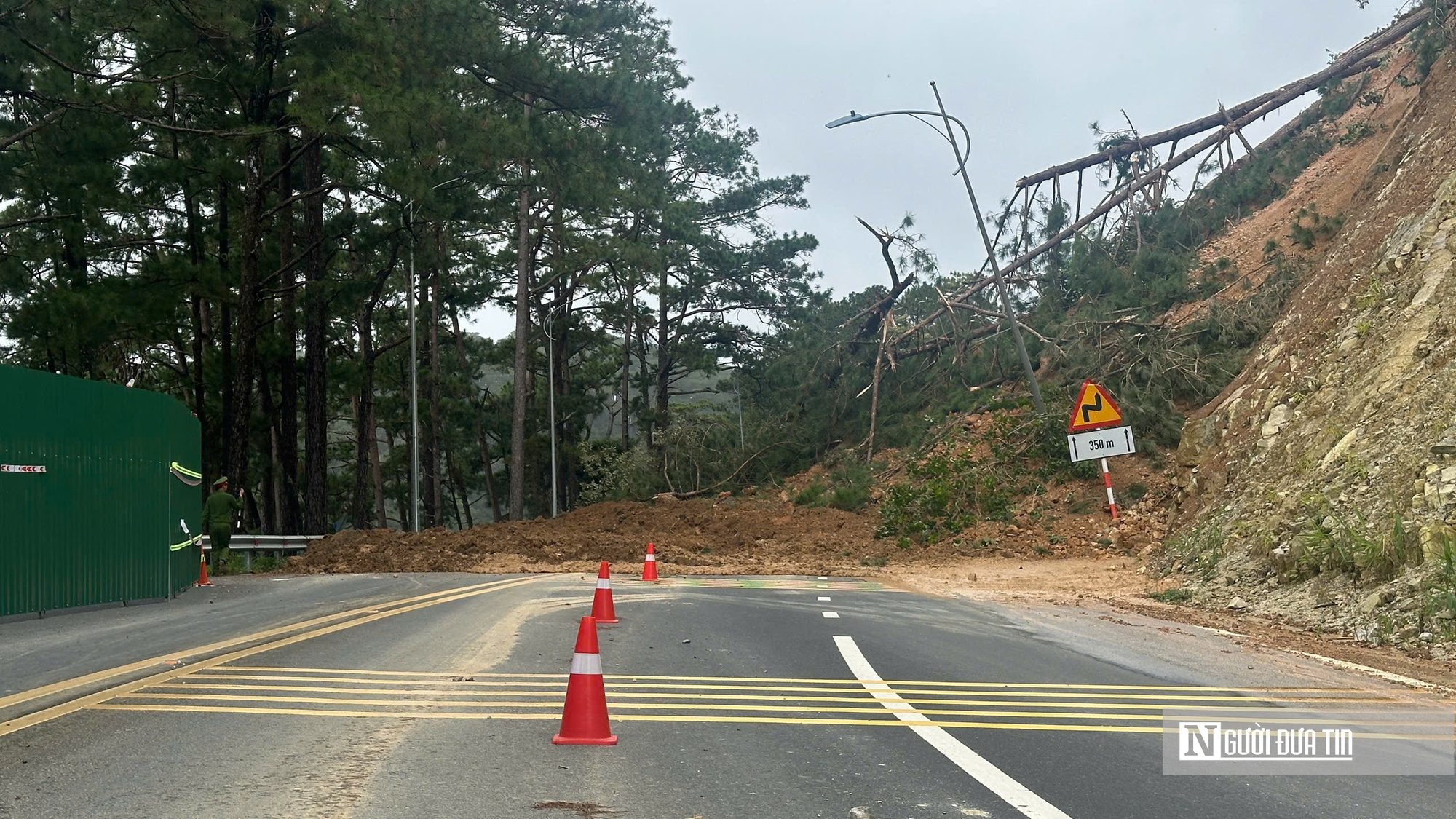 Đèo Mimosa, Prenn, Sacom đồng loạt sạt lở; giao thông Đà Lạt bị ảnh hưởng nặng - Ảnh 6.