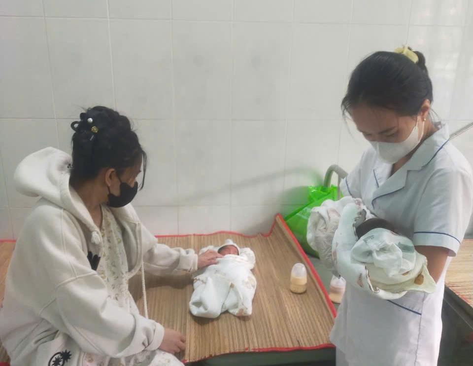 Phút sinh tử trong lũ: Xe chuyên dụng đưa sản phụ sinh đôi ra khỏi vùng nguy hiểm ở Lâm Đồng- Ảnh 2.