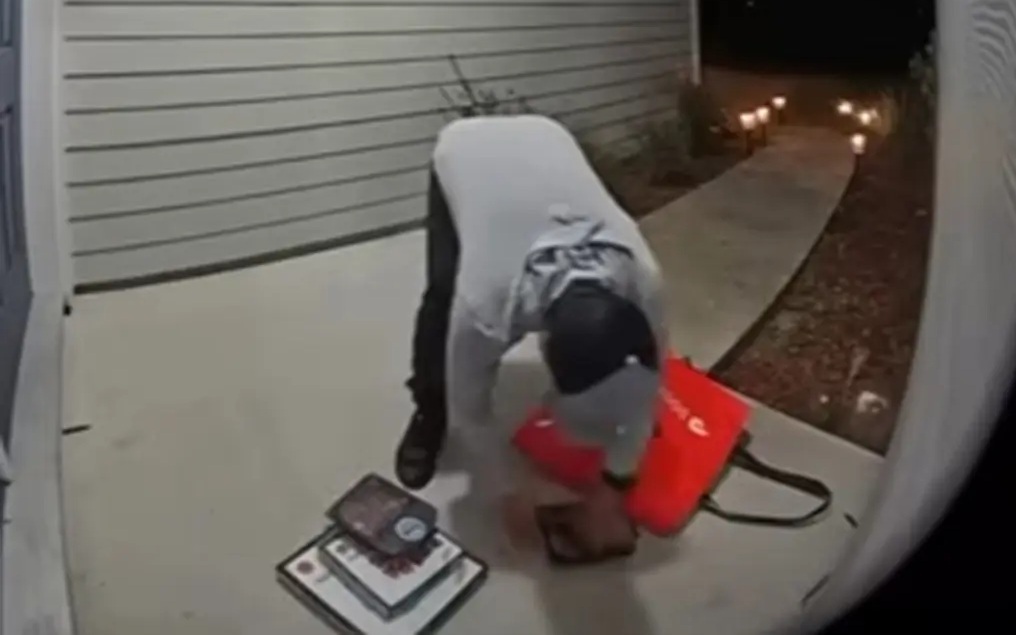 Cô gái sốc nặng khi phát hiện bị quay lén hàng trăm clip riêng tư trong phòng ngủ - Ảnh 3.