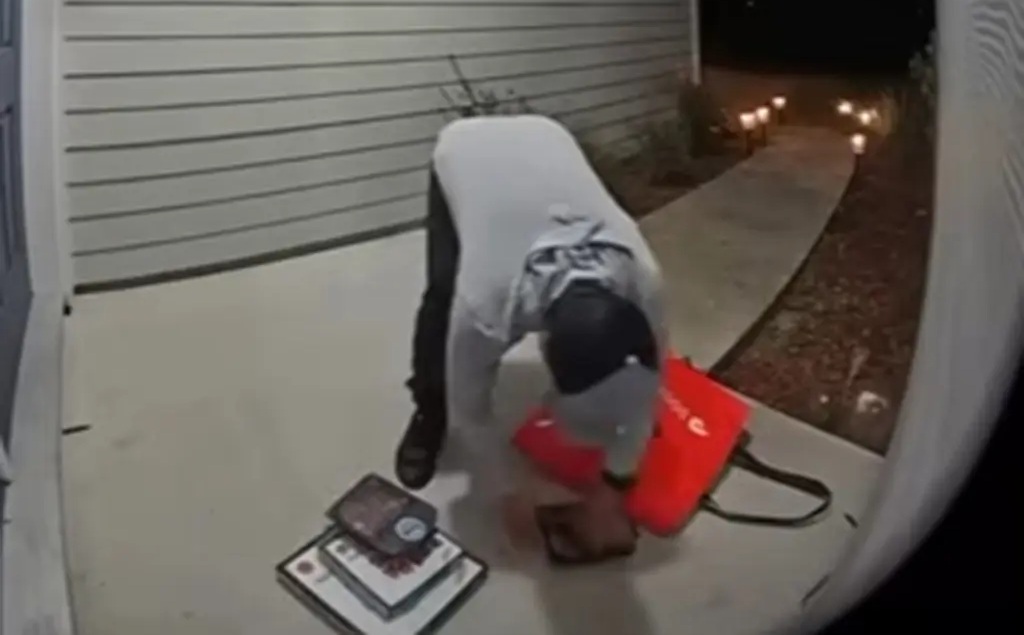 Xem lại camera chủ nhà sốc nặng khi thấy hành động này của tài xế giao đồ ăn - Ảnh 1.