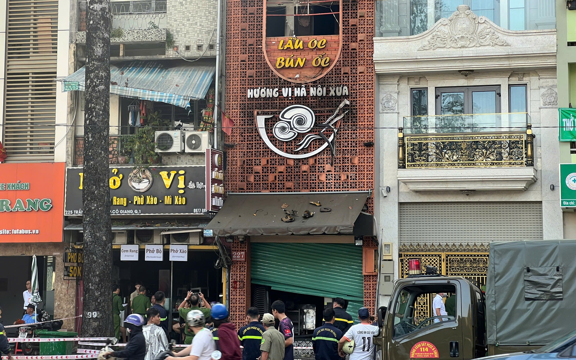 Vụ cháy quán ăn tại Tp.HCM: Khó tiếp cận hiện trường, nhiều người được đưa ra trong tình trạng ngạt khói- Ảnh 6.