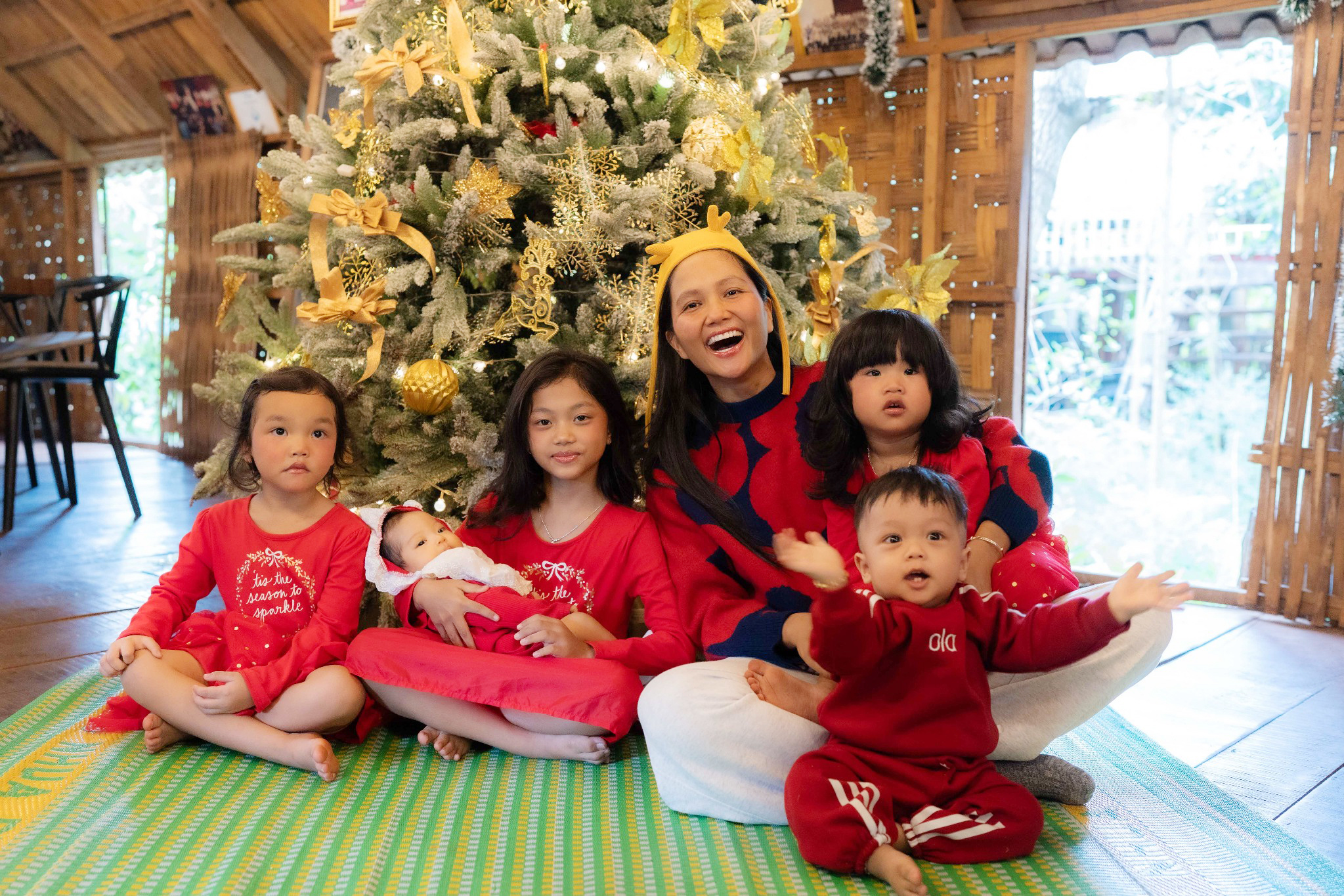 H'Hen Niê khoe khoảnh khắc đáng yêu đón Giáng sinh đầu tiên của con gái - Ảnh 3.