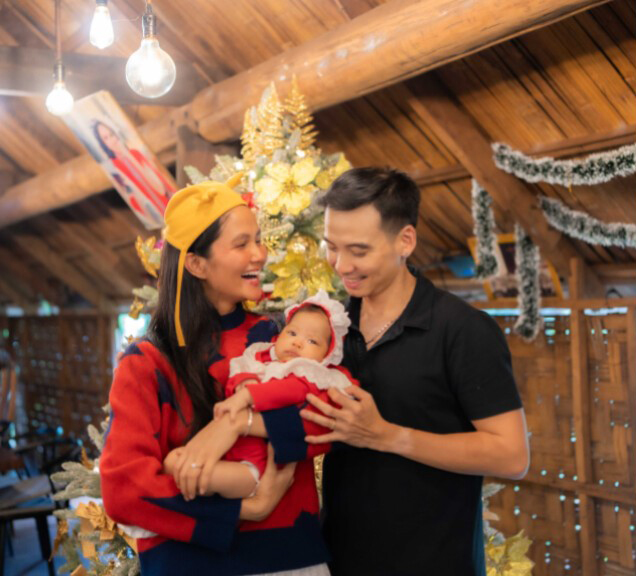 H'Hen Niê khoe khoảnh khắc đáng yêu đón Giáng sinh đầu tiên của con gái - Ảnh 2.