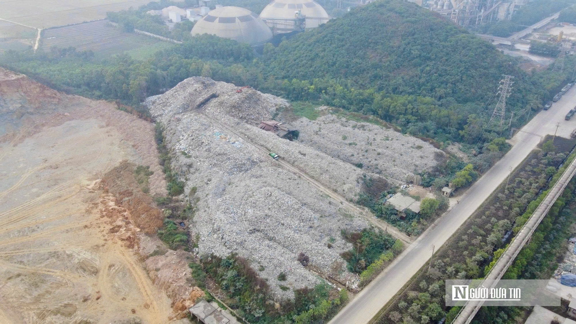 Núi rác hơn 2 triệu tấn gây ô nhiễm, dân mỏi mòn chờ nhà máy điện rác- Ảnh 1.