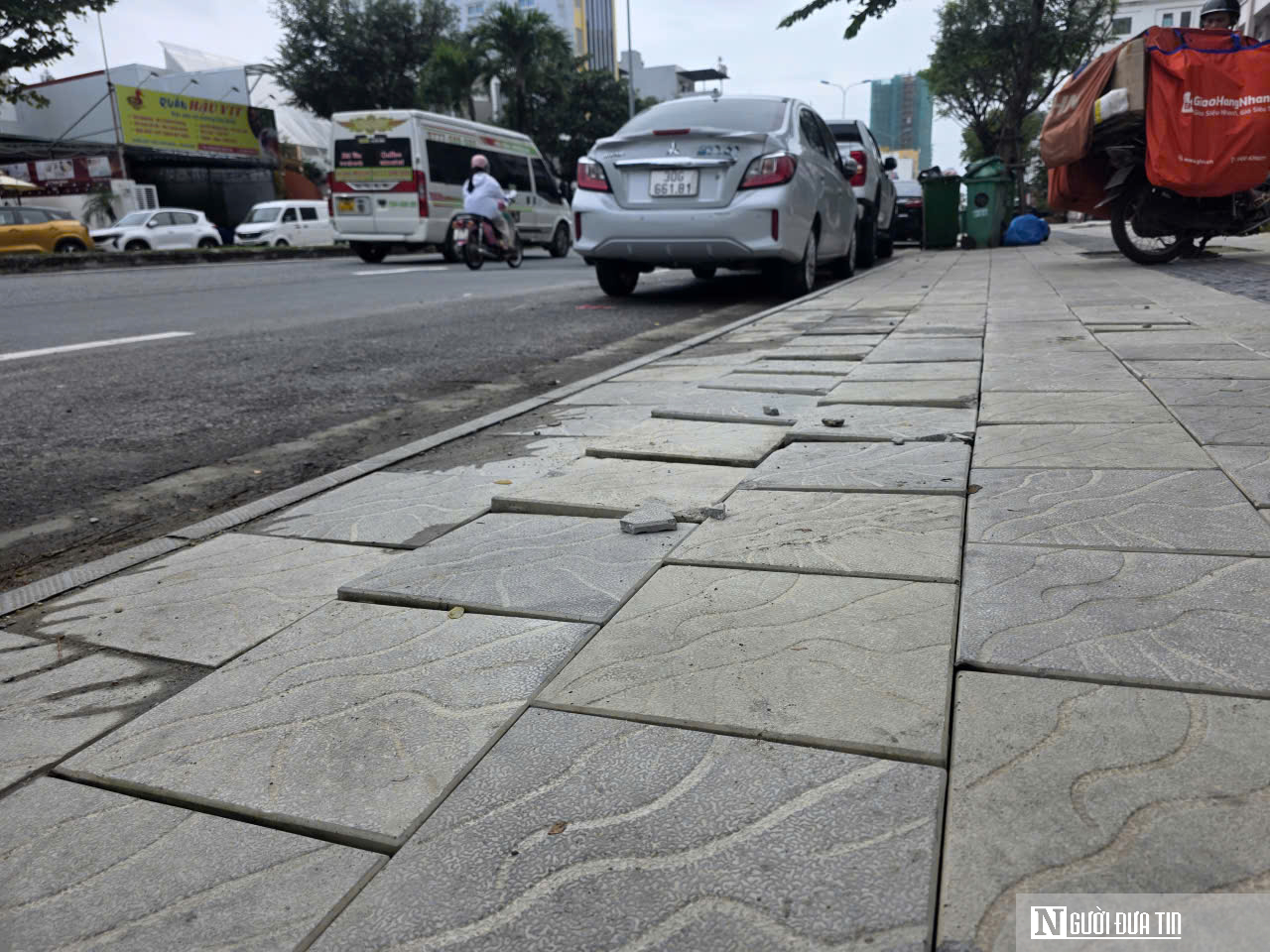Vỉa hè lát đá nghìn tỷ đồng vừa xong đã gập ghềnh, Đà Nẵng chỉ đạo rà soát, xử lý dứt điểm- Ảnh 1.