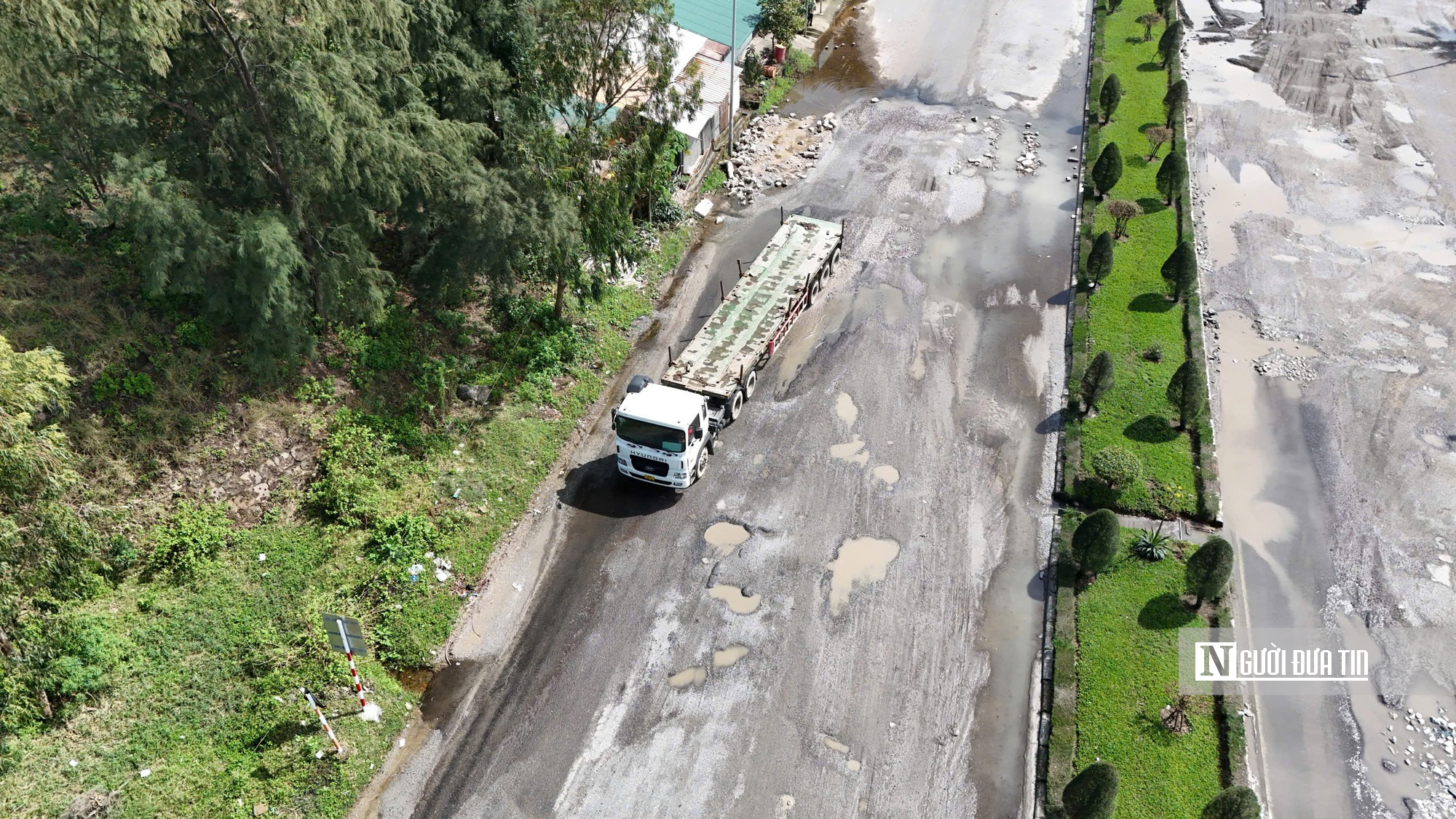 Đường huyết mạch khu kinh tế Dung Quất xuống cấp trầm trọng, dân Quảng Ngãi “nín thở” mỗi lần đi qua- Ảnh 1.