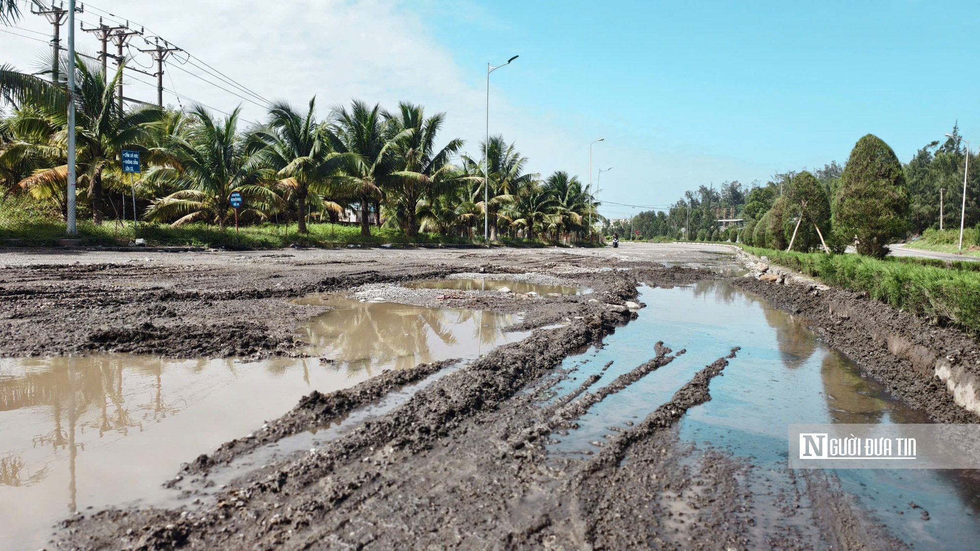 Đường huyết mạch khu kinh tế Dung Quất xuống cấp trầm trọng, dân Quảng Ngãi “nín thở” mỗi lần đi qua- Ảnh 4.