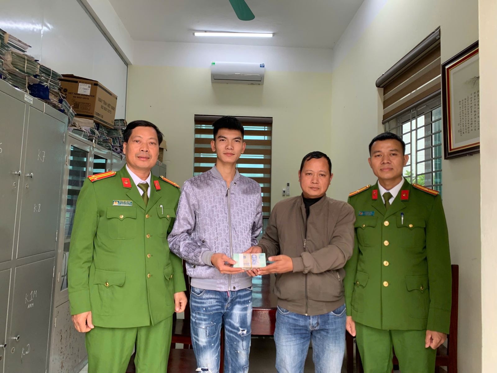 Tài khoản nhận được 200 triệu đồng, nam thanh niên lập tức báo công an- Ảnh 1.